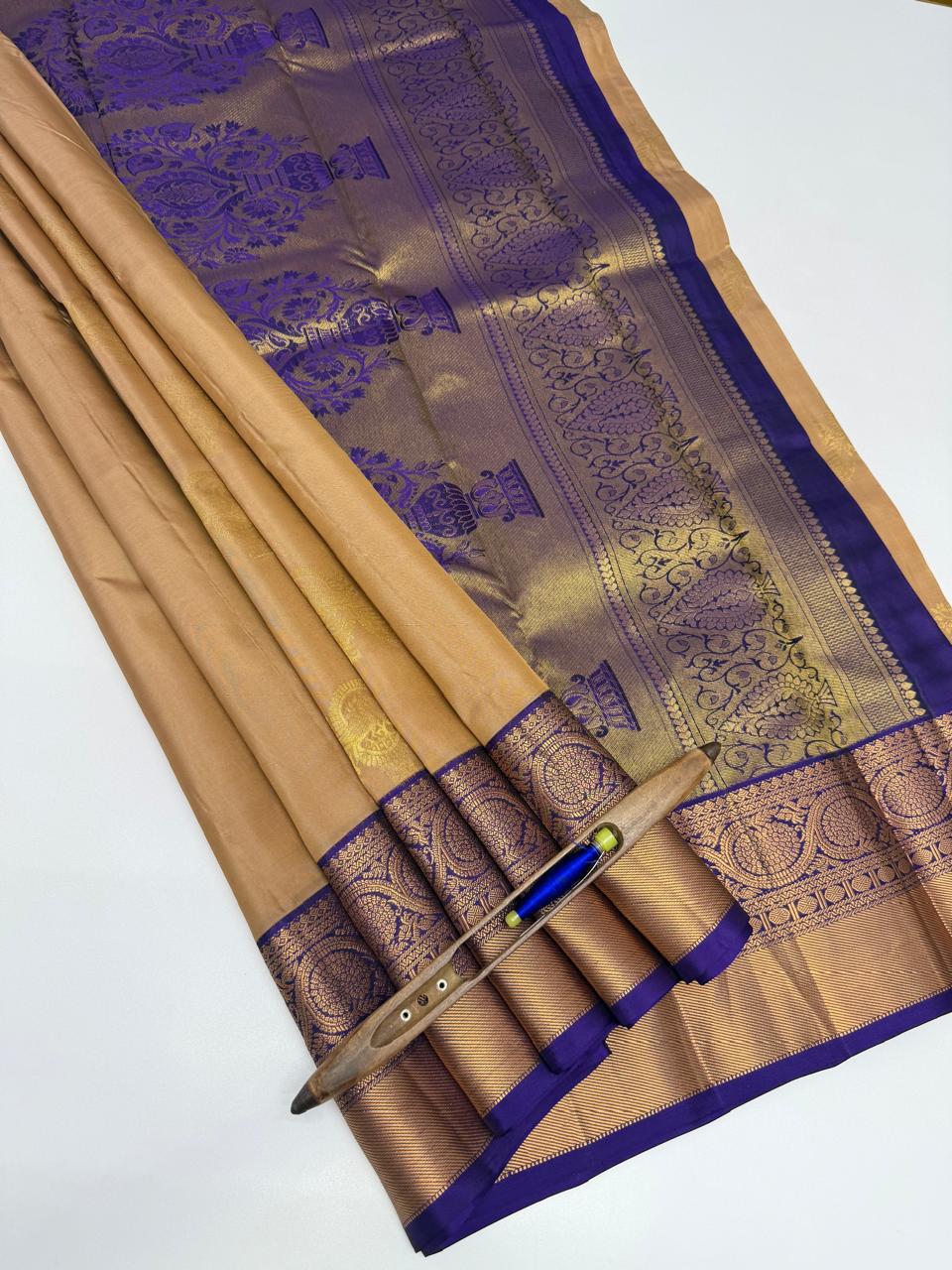 VSM169 - chocolate brown color body , violet color pallu , blouse&nbsp;