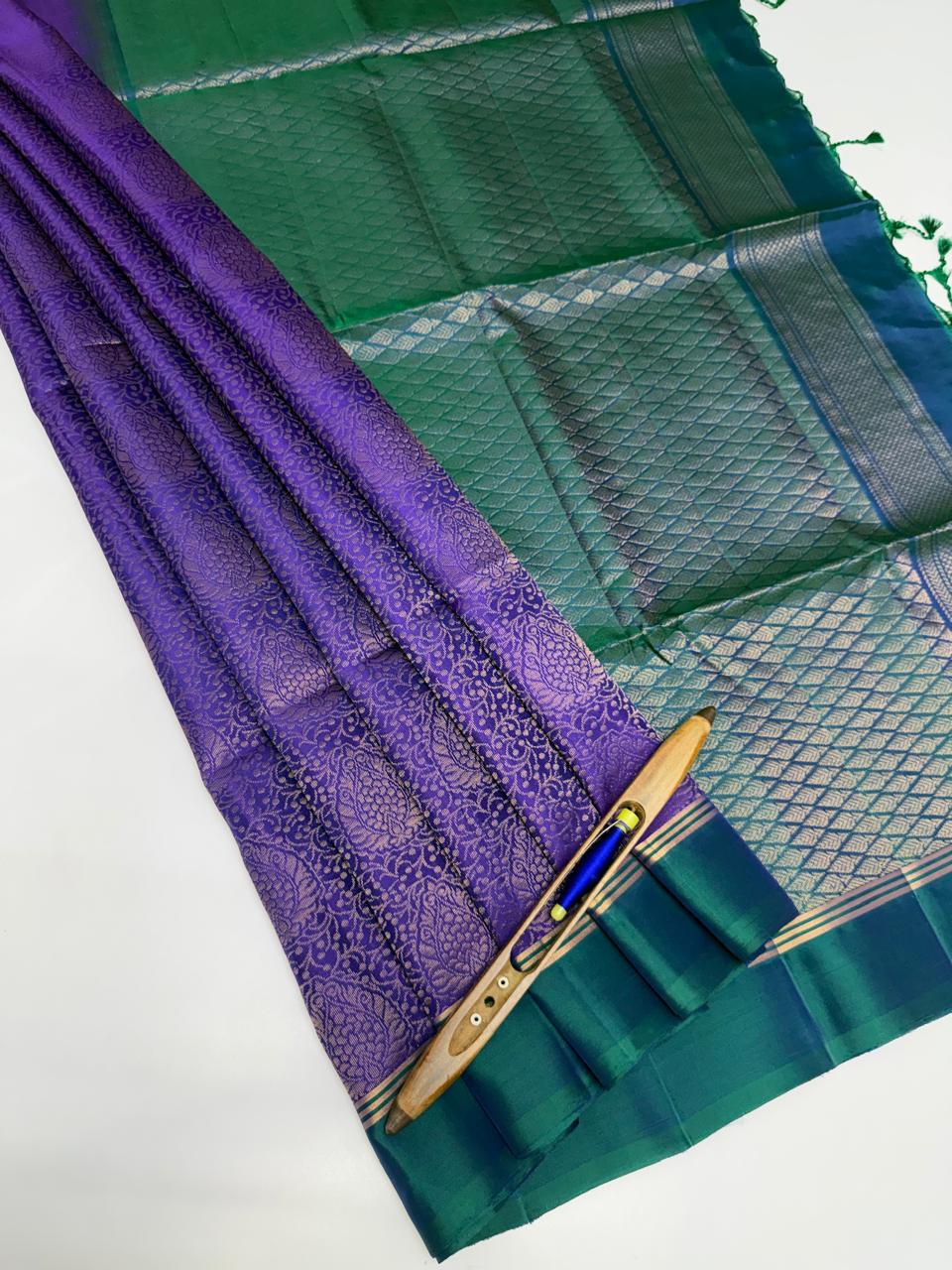 VSM211 - ink blue color body , peacock green color pallu , blouse&nbsp;