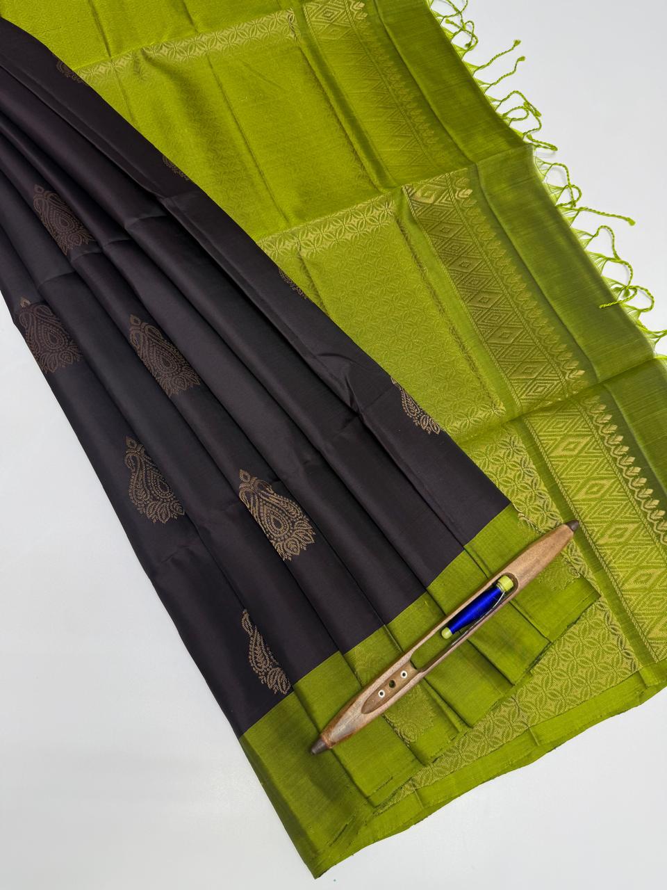 VSM240 - dark purple color body , green color pallu , blouse&nbsp;