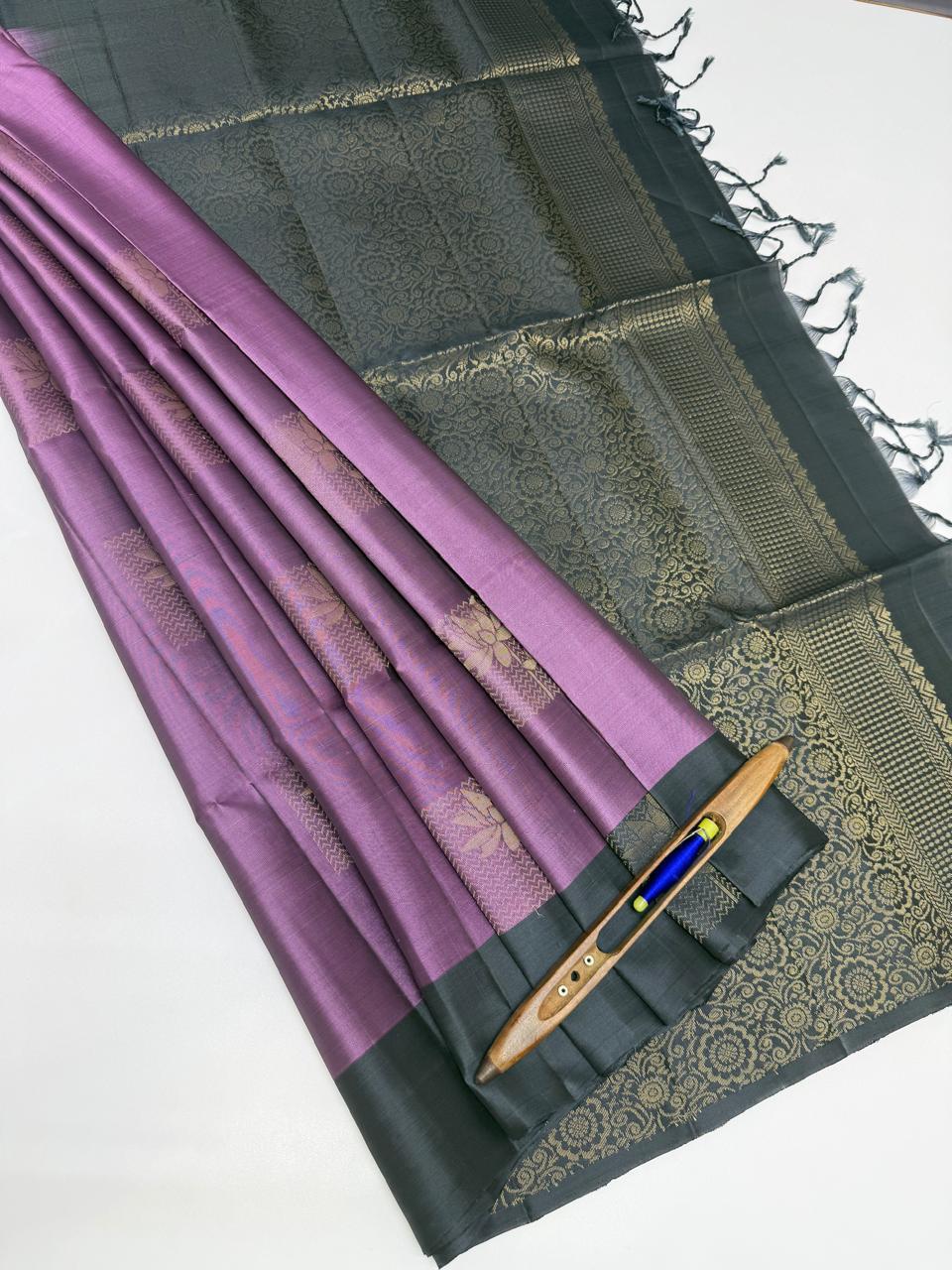 VSM242 - lavender color body , grey color pallu , blouse&nbsp;