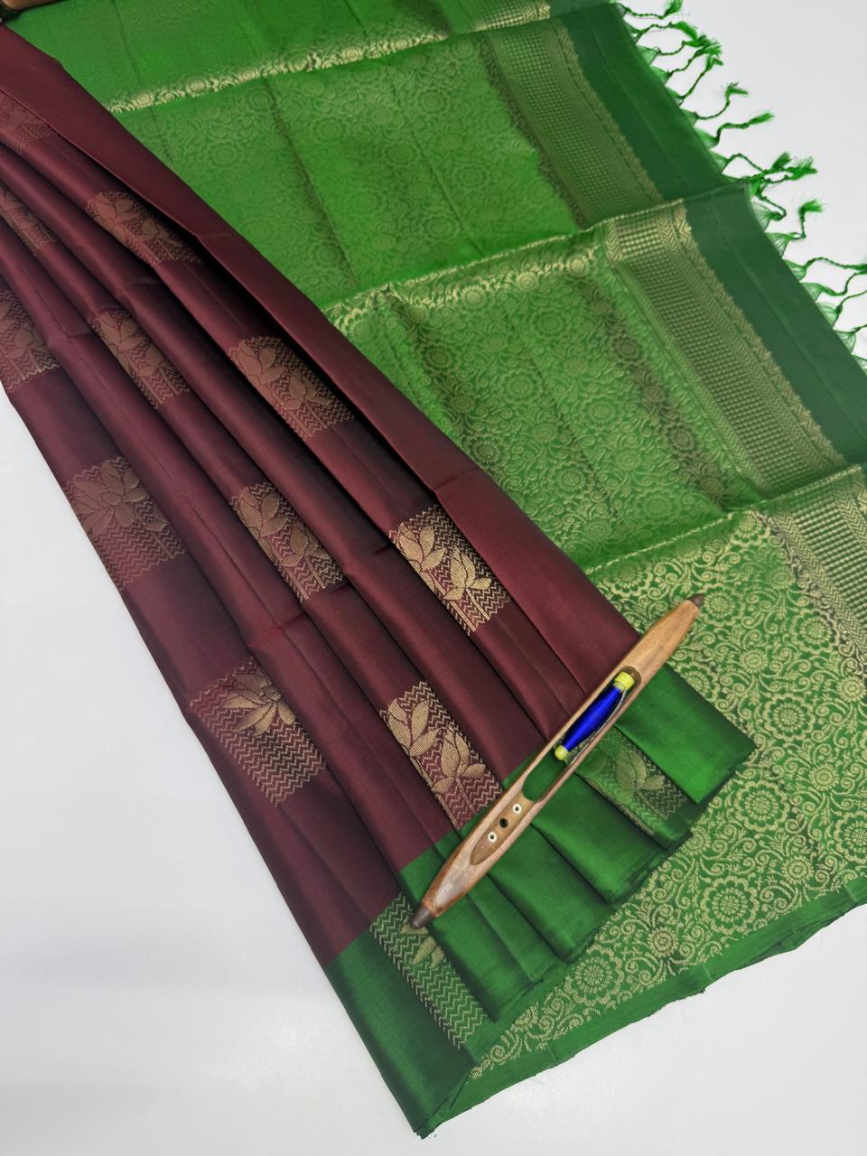 VSM244 - maroon color body , green color pallu , blouse&nbsp;
