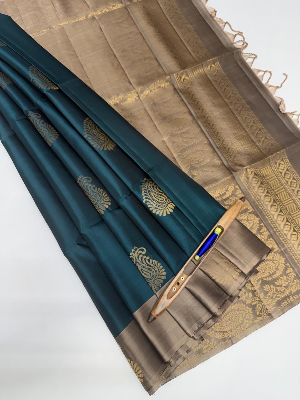 VSM246 - peacock green color body , beige color pallu , blouse&nbsp;