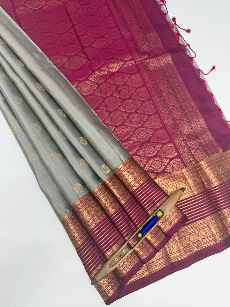 VSM250 - grey color body , purple color pallu , blouse&nbsp;