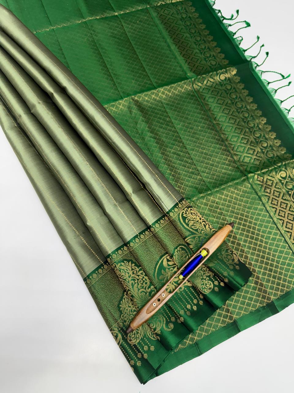 VSM289 - pastel green color body , bottle green color pallu , blouse&nbsp;