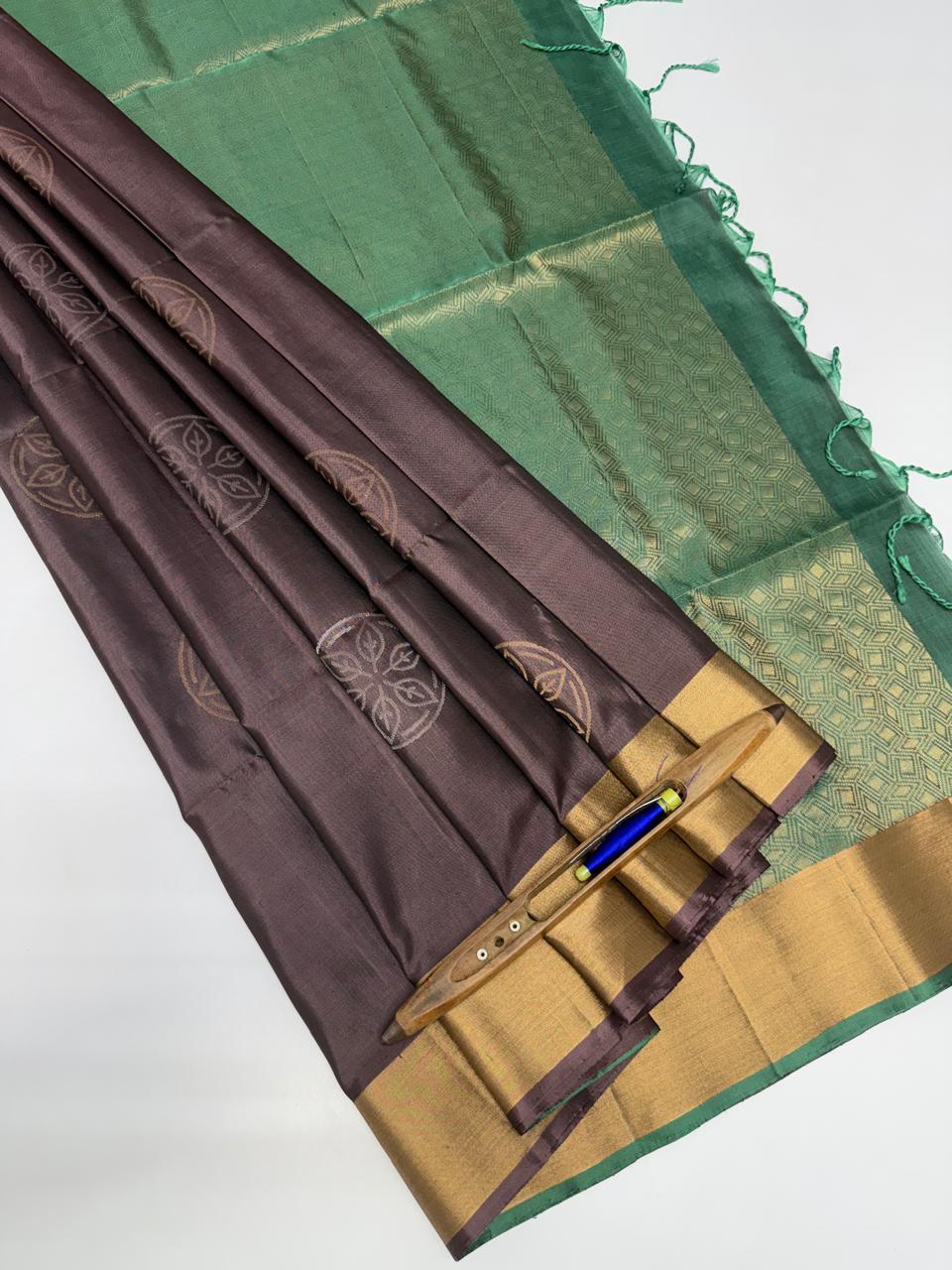 VSOH441 - chocolate brown color body , pastel green color pallu , blouse - Pure silk saree