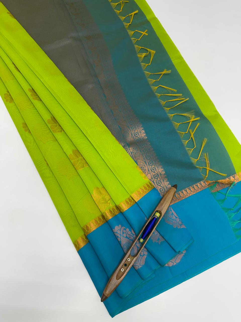 VSKC632 - parrot green color body, sky blue color pallu , blouse.