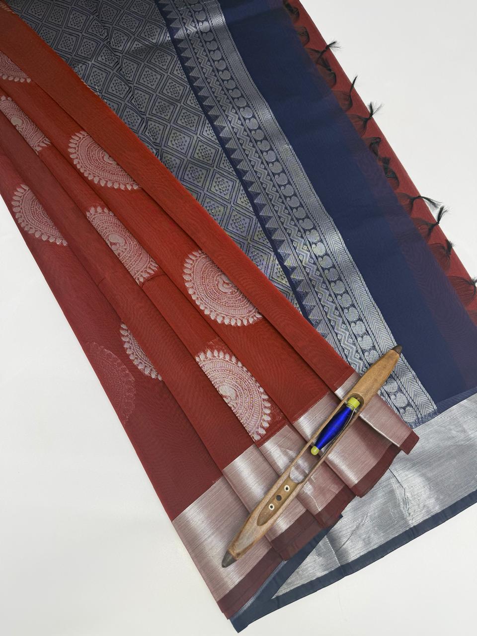 VSKC600 - maroon color body , ink blue color pallu , blouse.