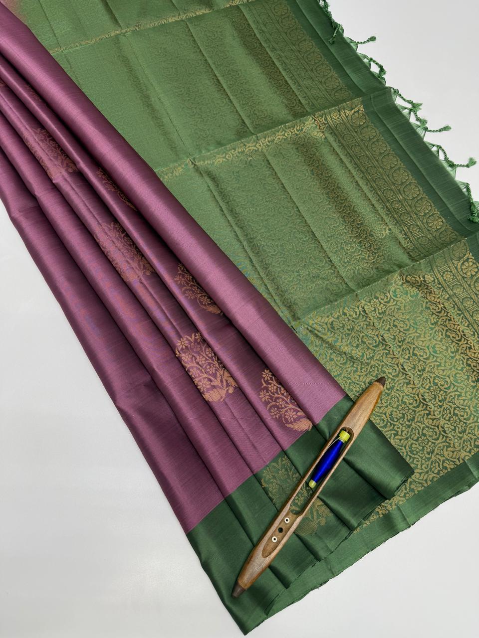 VSM300 - lavender color body , pastel green color pallu , blouse&nbsp;