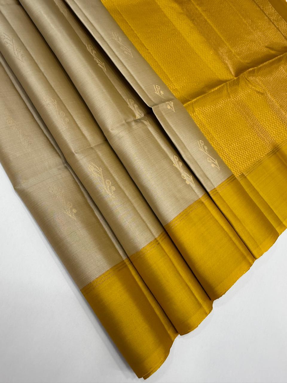 VSM356 - beige color body , leaf green color pallu , blouse&nbsp;