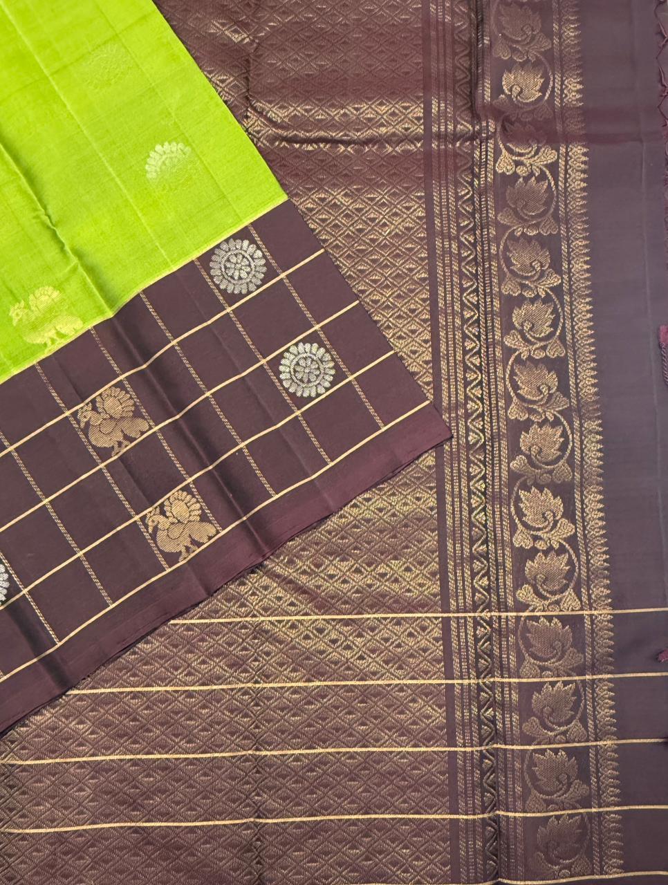 VSM311 - green color body , coffee brown color pallu , blouse&nbsp;