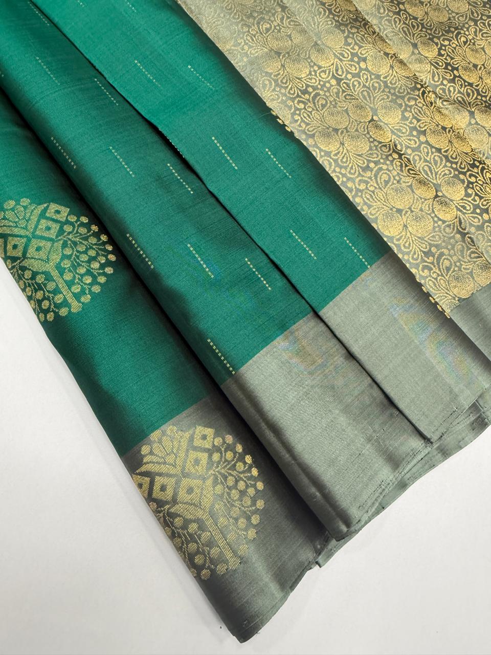 VSCB627 - peacock green color body , pastel blue color pallu , blouse - Pure silk saree