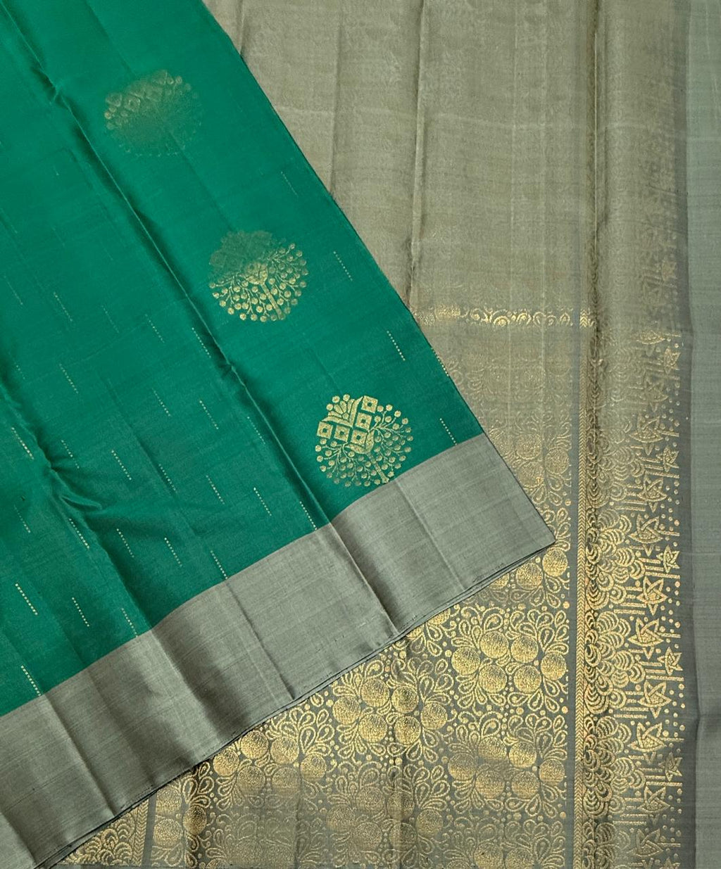 VSCB627 - peacock green color body , pastel blue color pallu , blouse - Pure silk saree