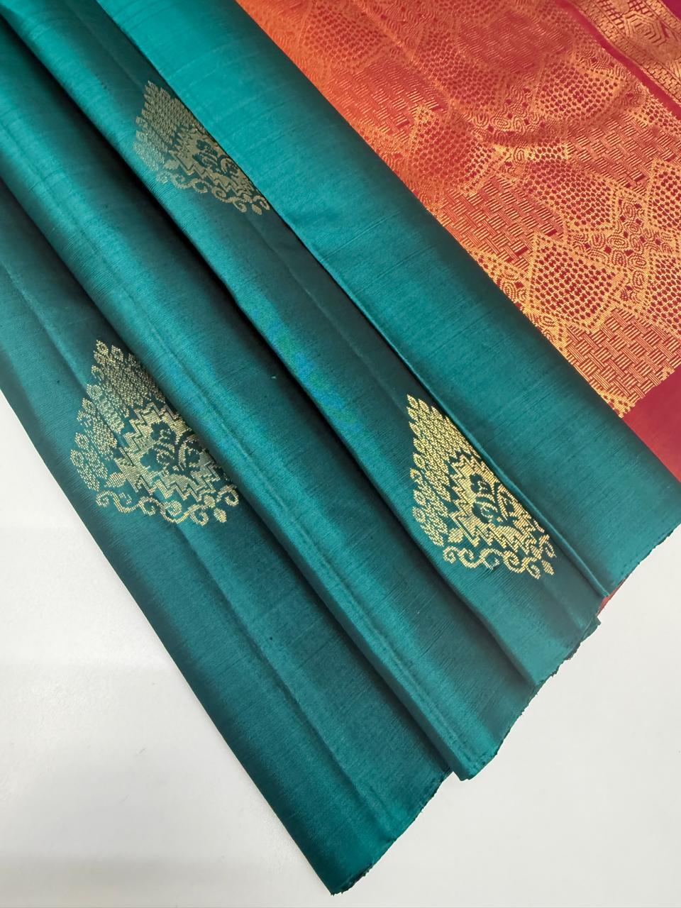VSBL411 - peacock green color body , dual pink color pallu , blouse - Pure silk saree