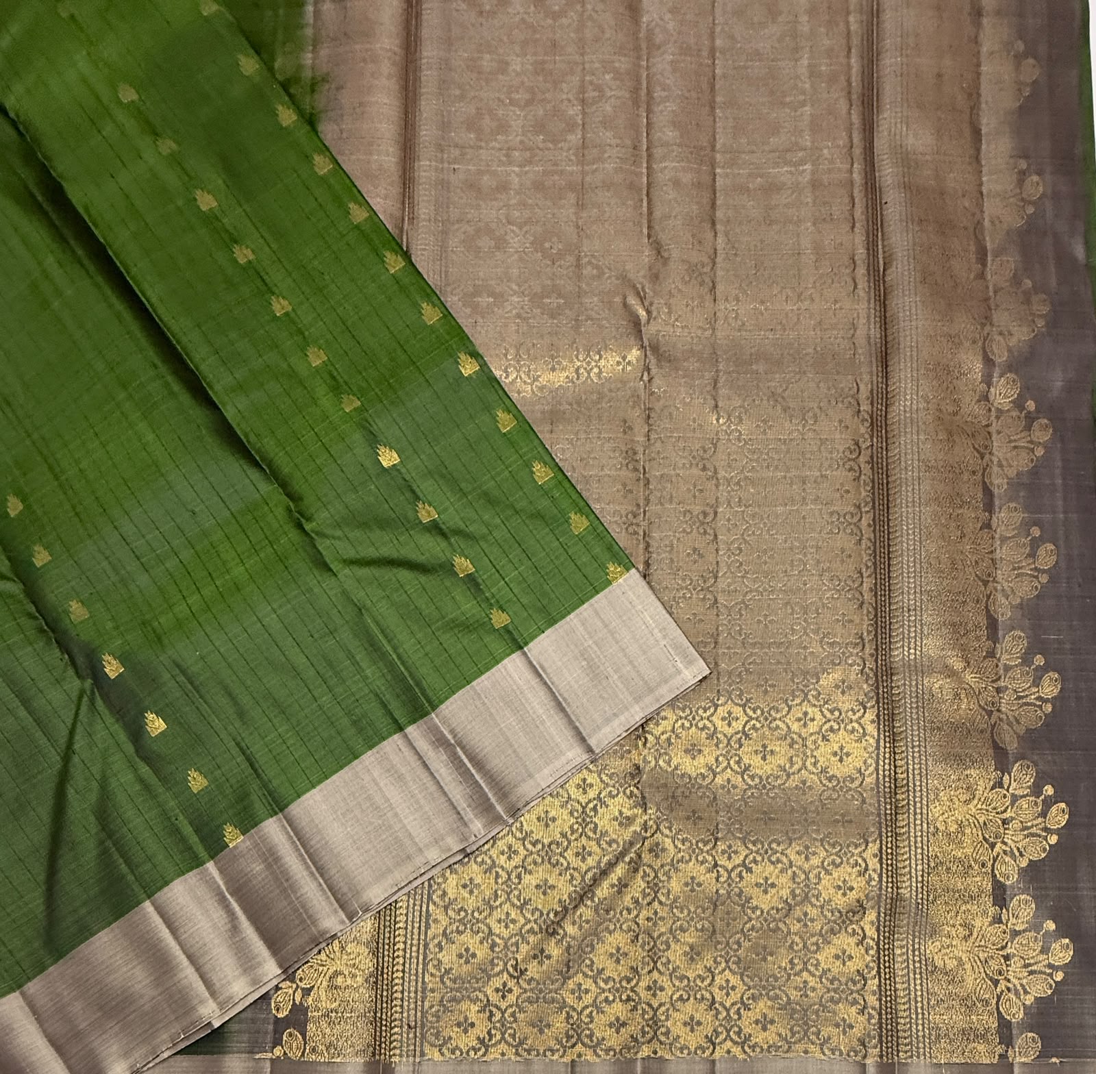 VSOH447 - olive green color body , grey color pallu , blouse - Pure silk saree