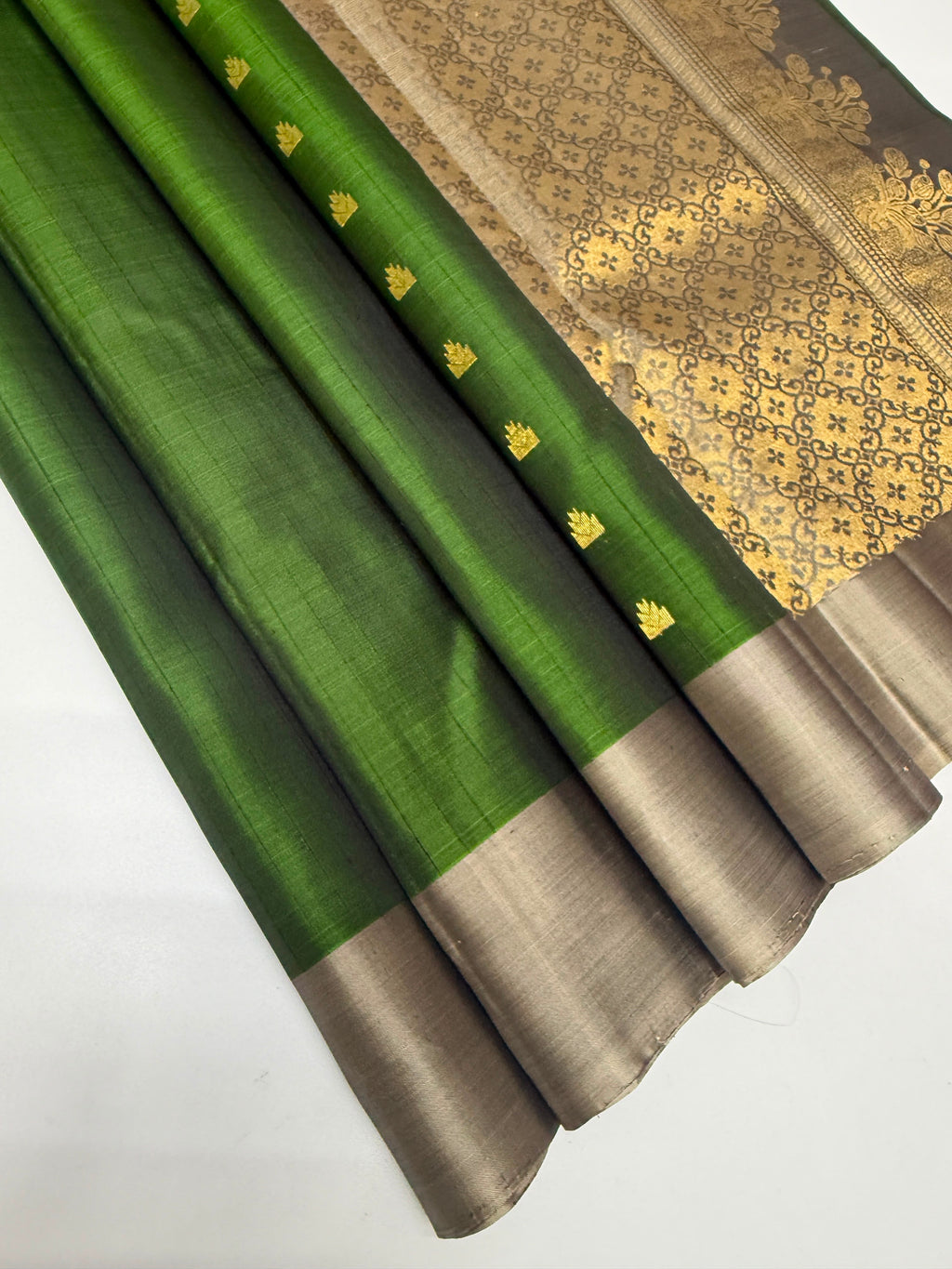 VSOH447 - olive green color body , grey color pallu , blouse - Pure silk saree