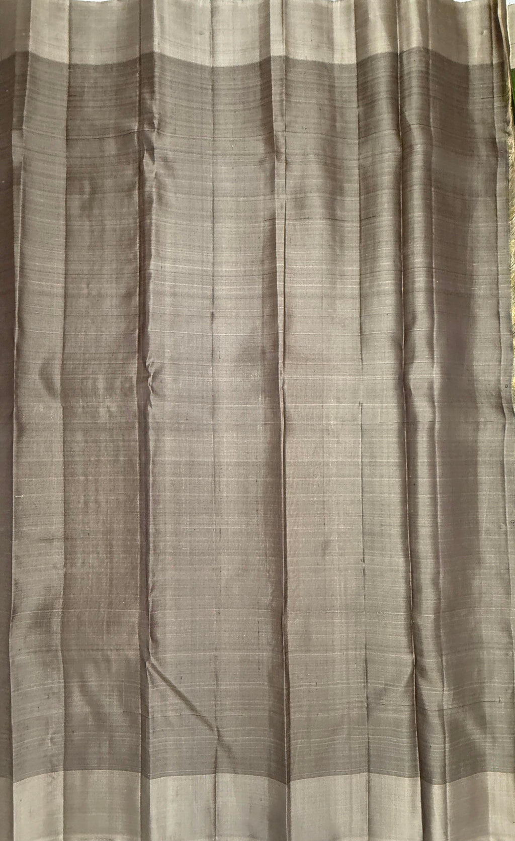 VSOH447 - olive green color body , grey color pallu , blouse - Pure silk saree