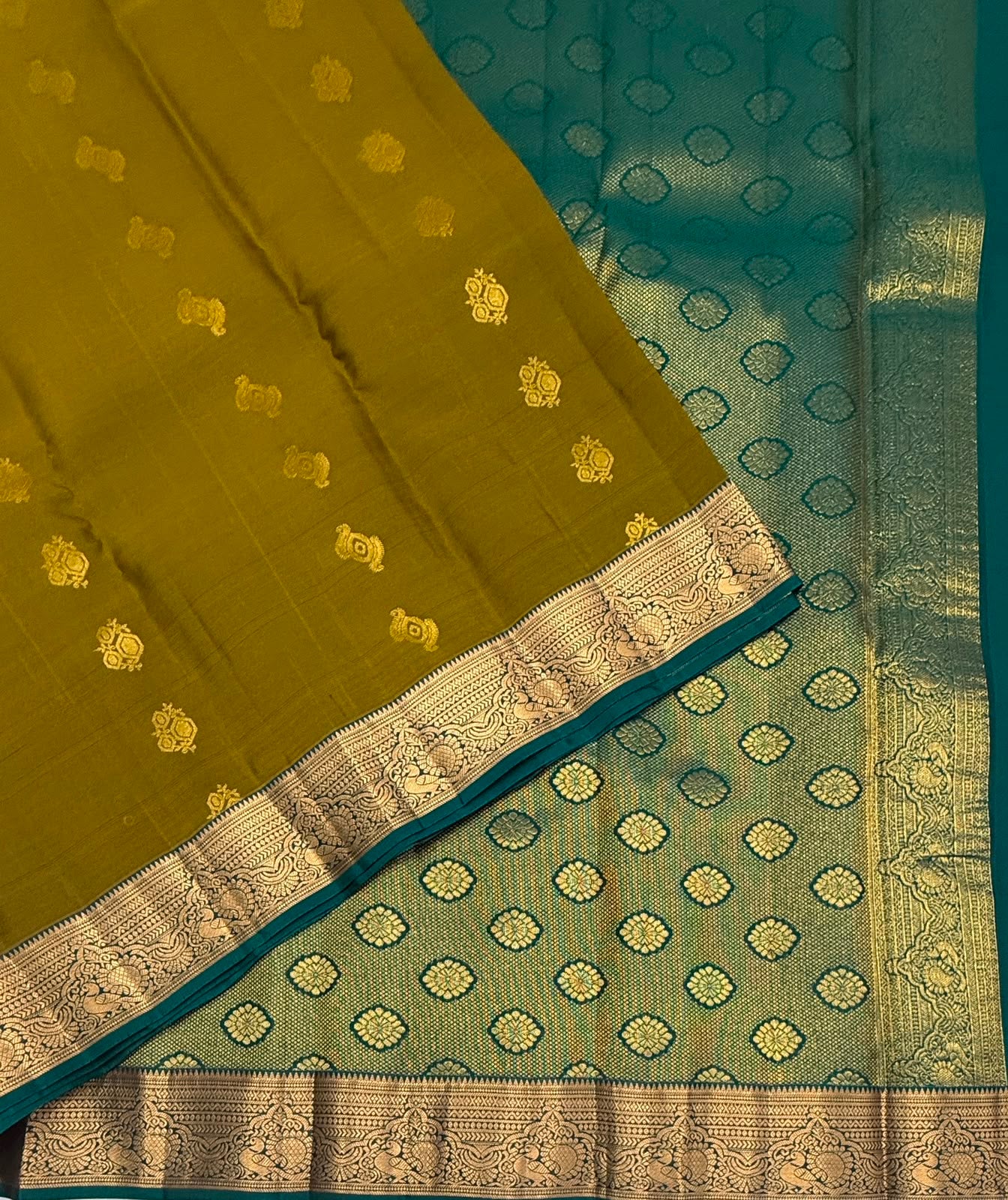 VSM472 - mehandi green color body, peacock green color pallu , blouse.