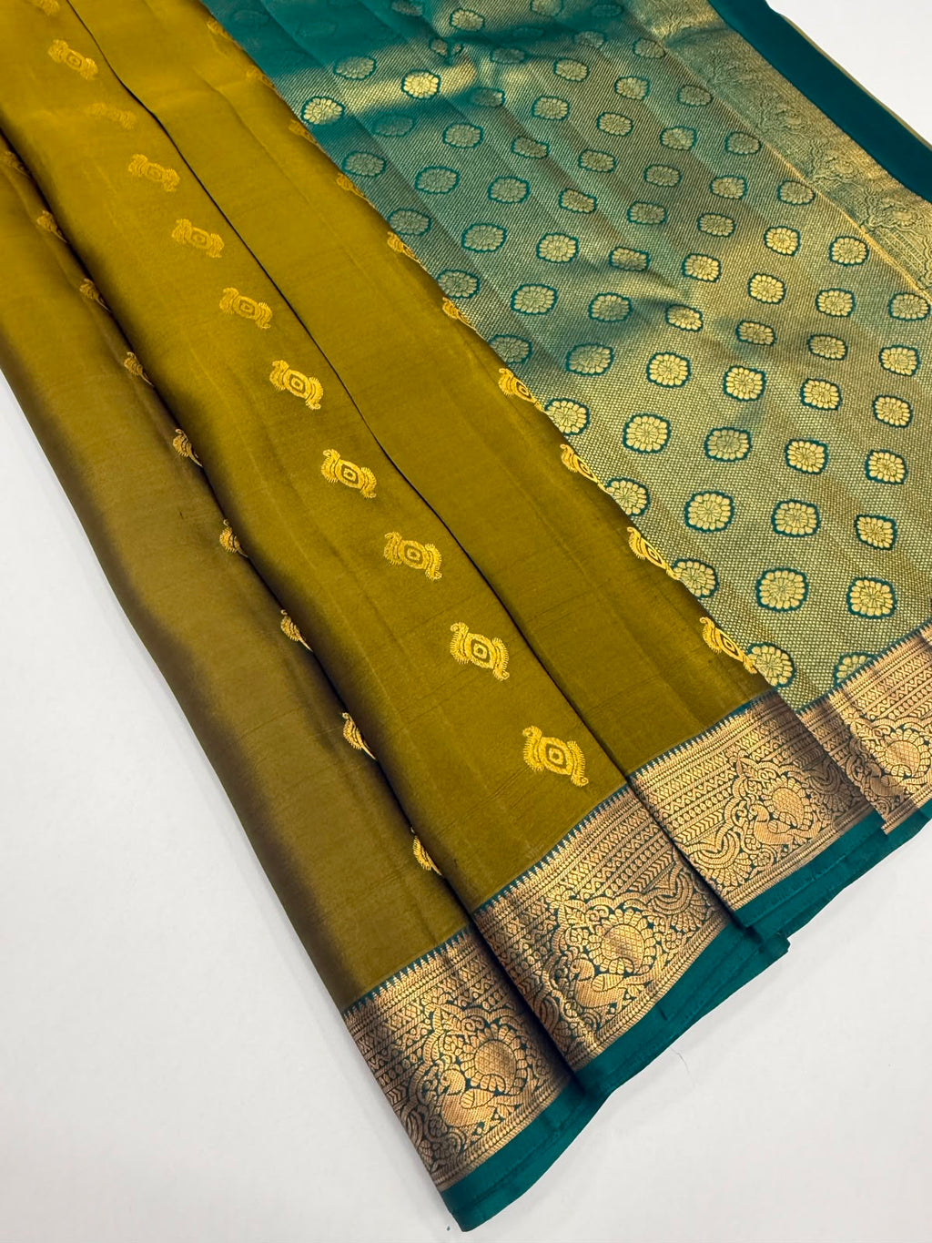 VSM472 - mehandi green color body, peacock green color pallu , blouse.