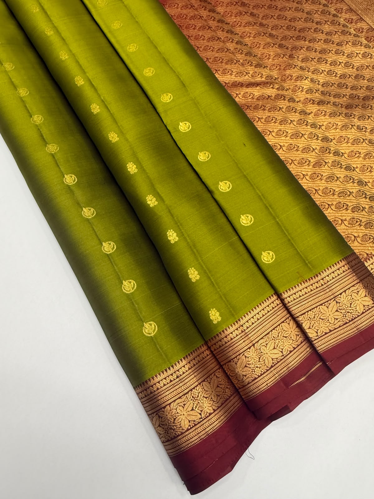 VSM471 - olive green color body, maroon color pallu , blouse.