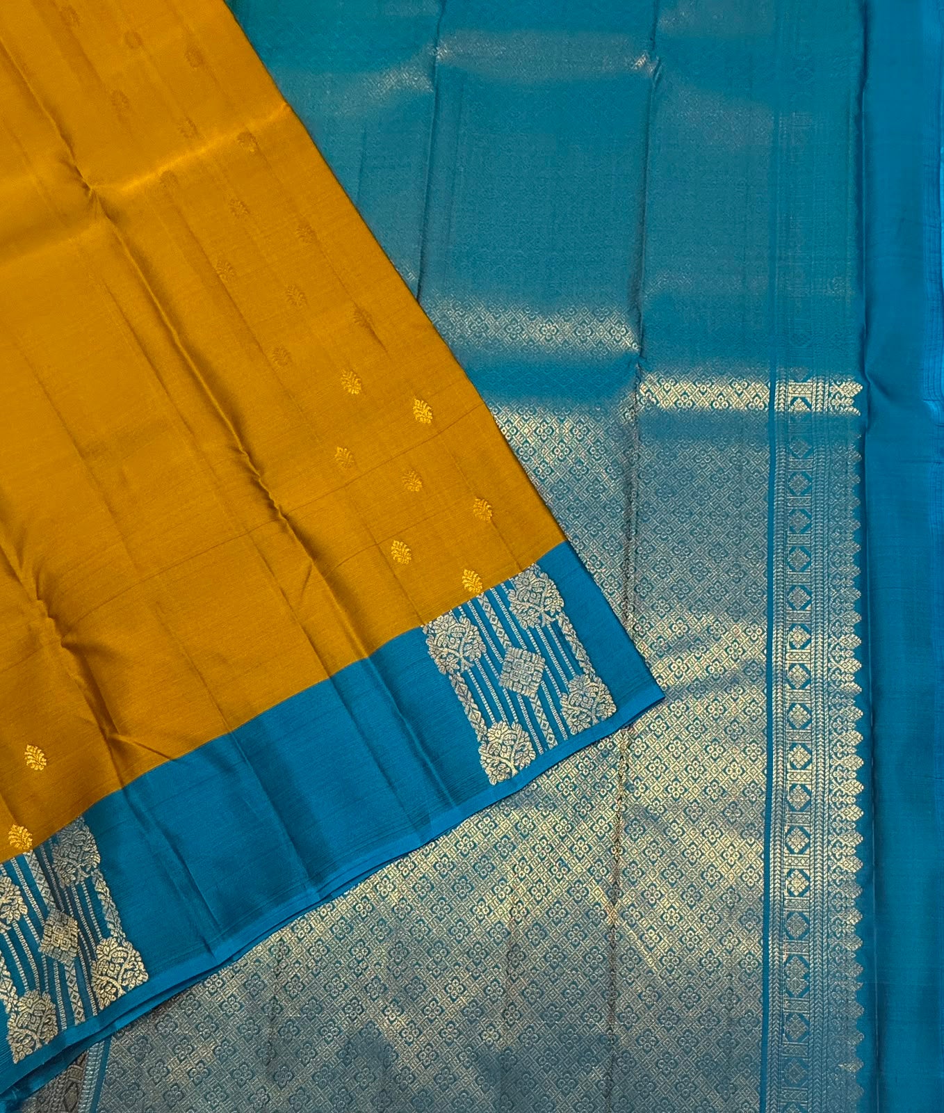 VSM462 - mehandi color body, peacock blue color pallu , blouse.