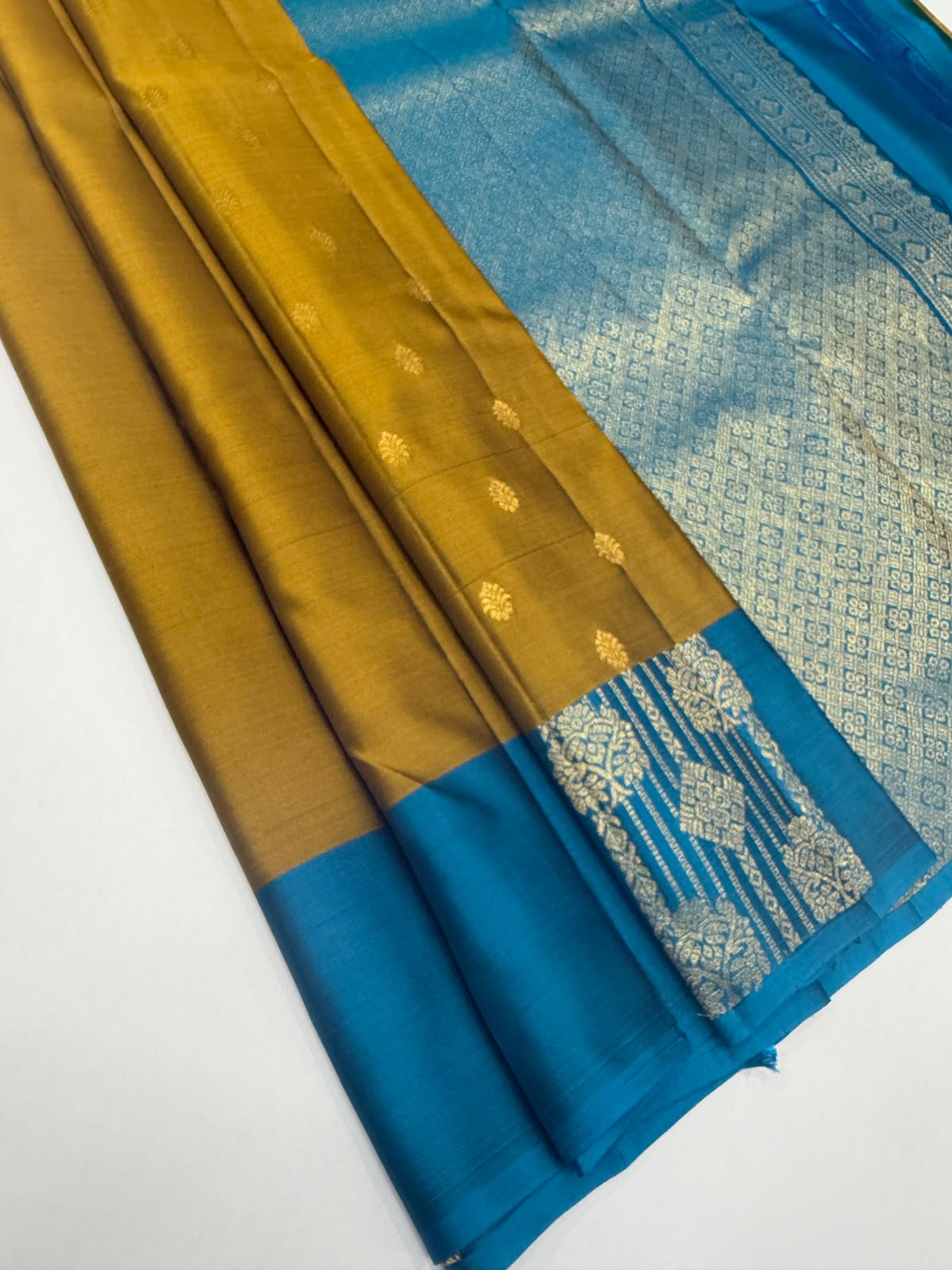 VSM462 - mehandi color body, peacock blue color pallu , blouse.