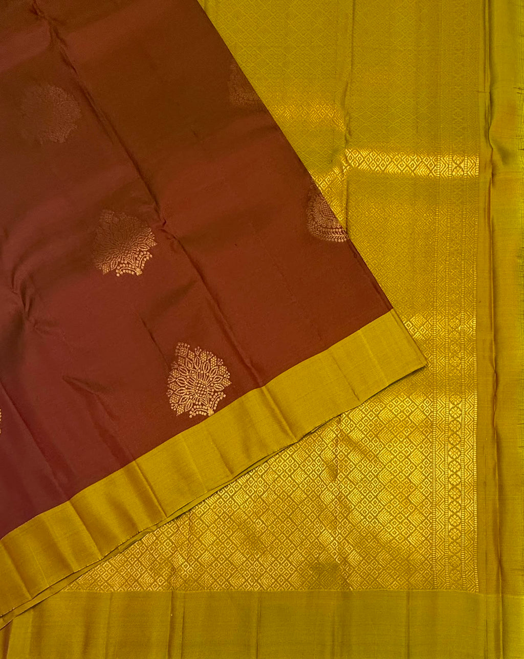 VSM457 - maroon color body, dual green color pallu , blouse.