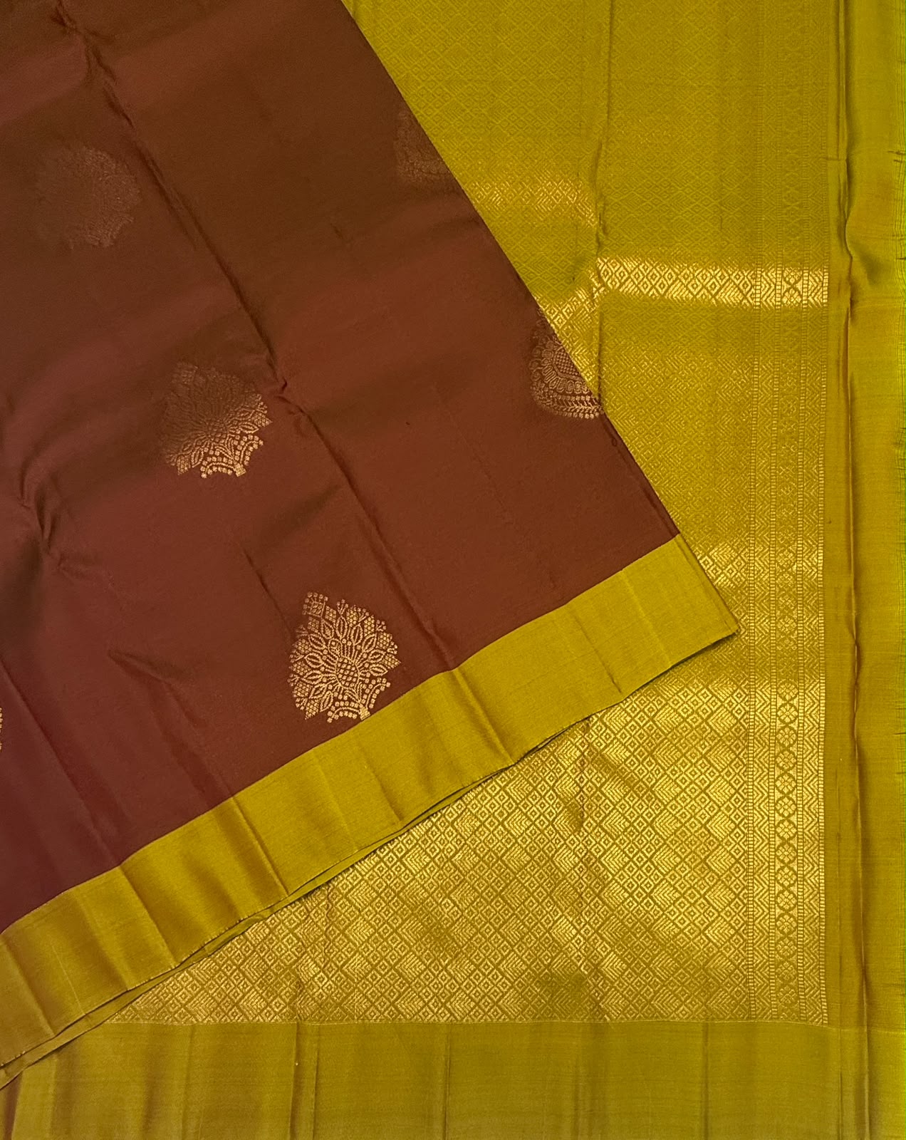 VSM457 - maroon color body, dual green color pallu , blouse.