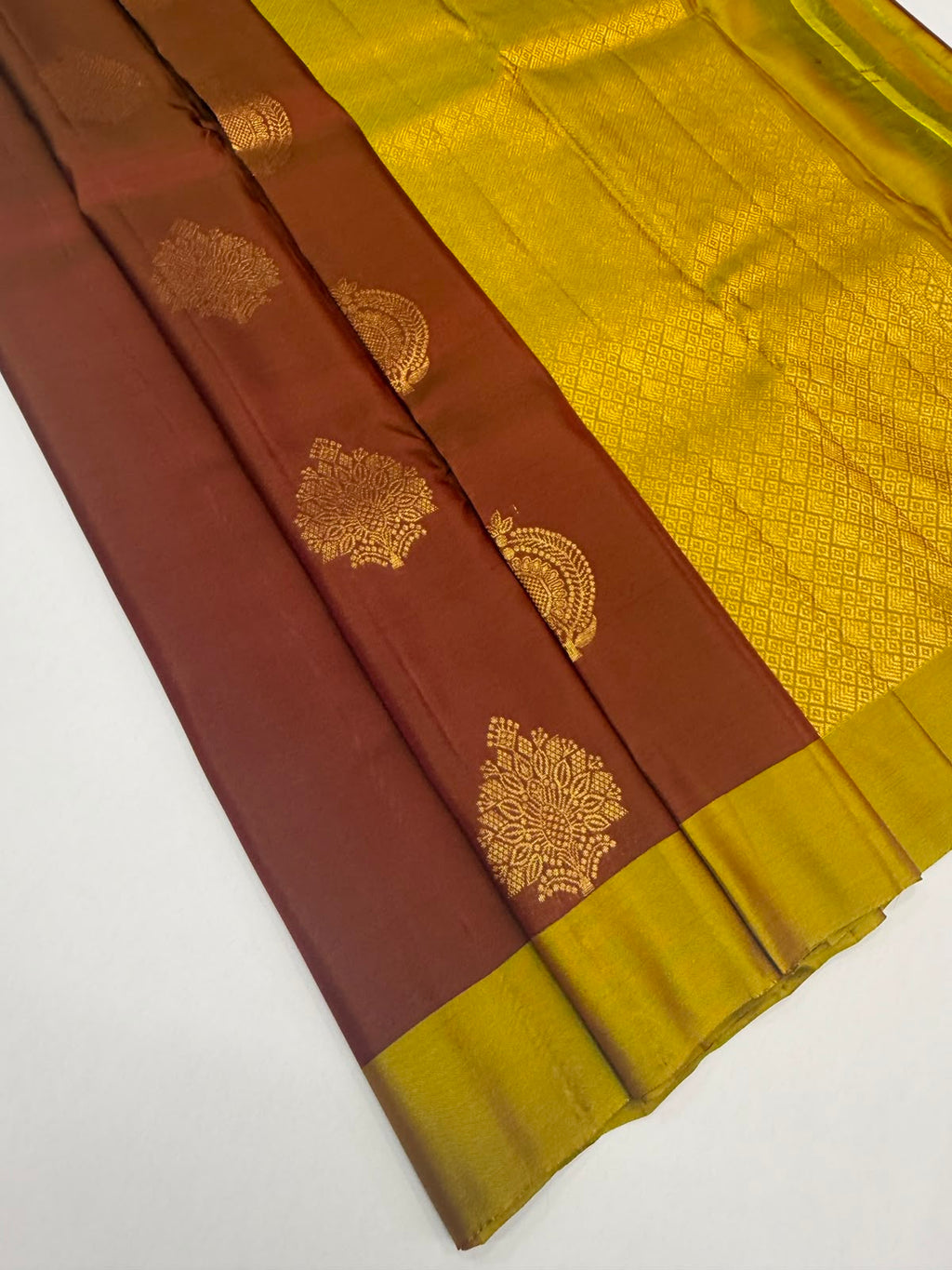 VSM457 - maroon color body, dual green color pallu , blouse.