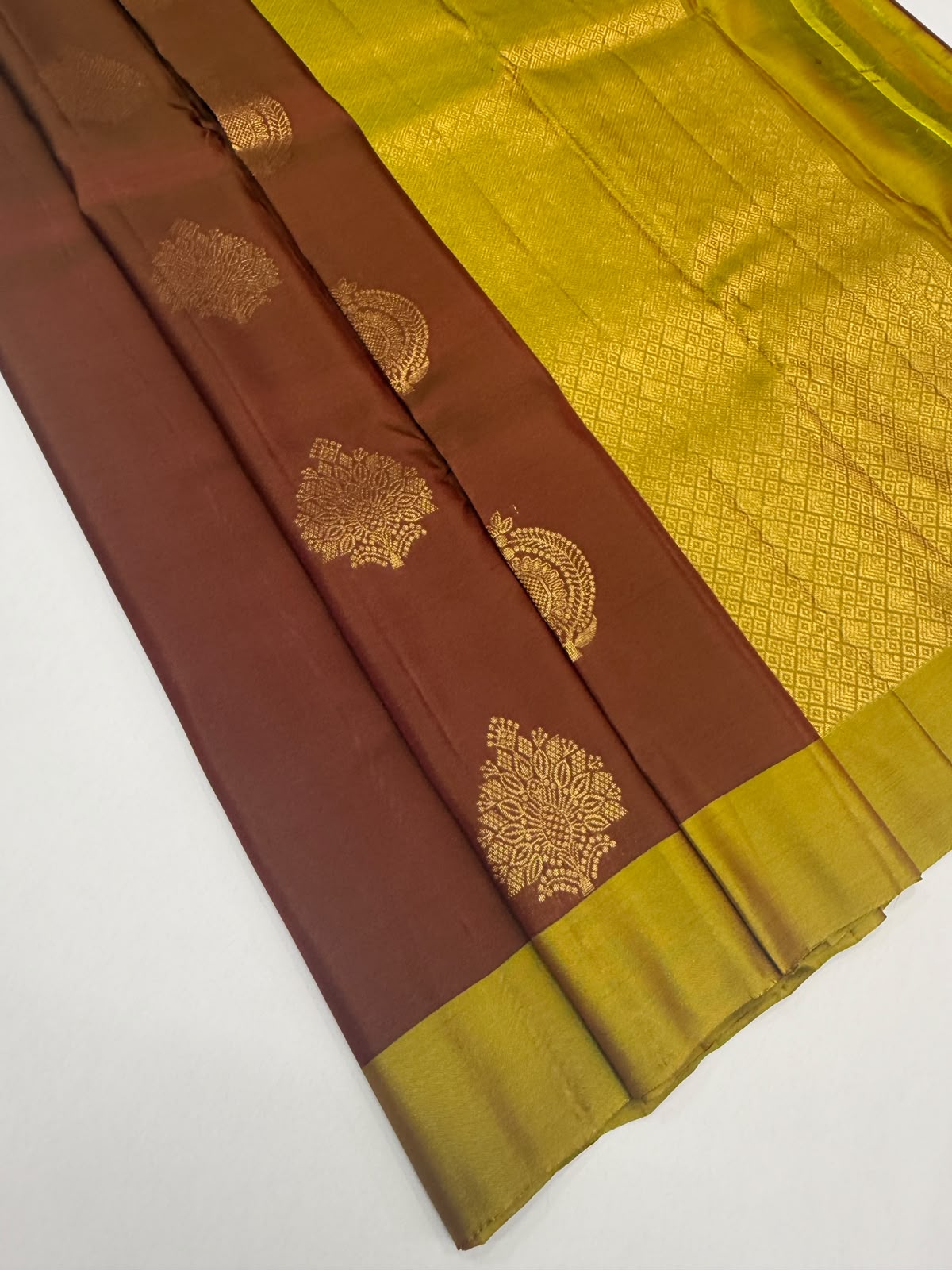VSM457 - maroon color body, dual green color pallu , blouse.