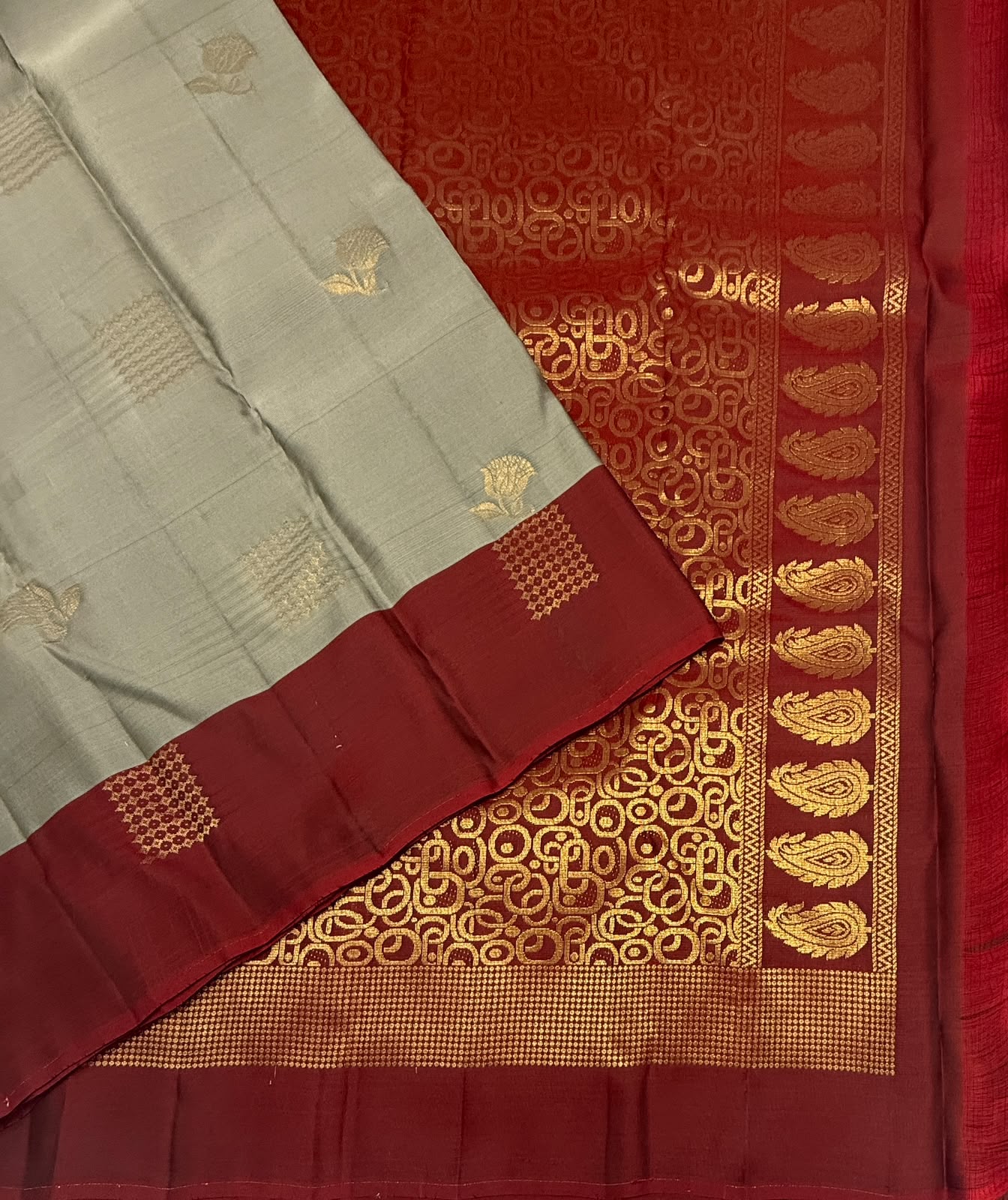 VSM452 - dark grey color body, maroon color pallu , blouse.