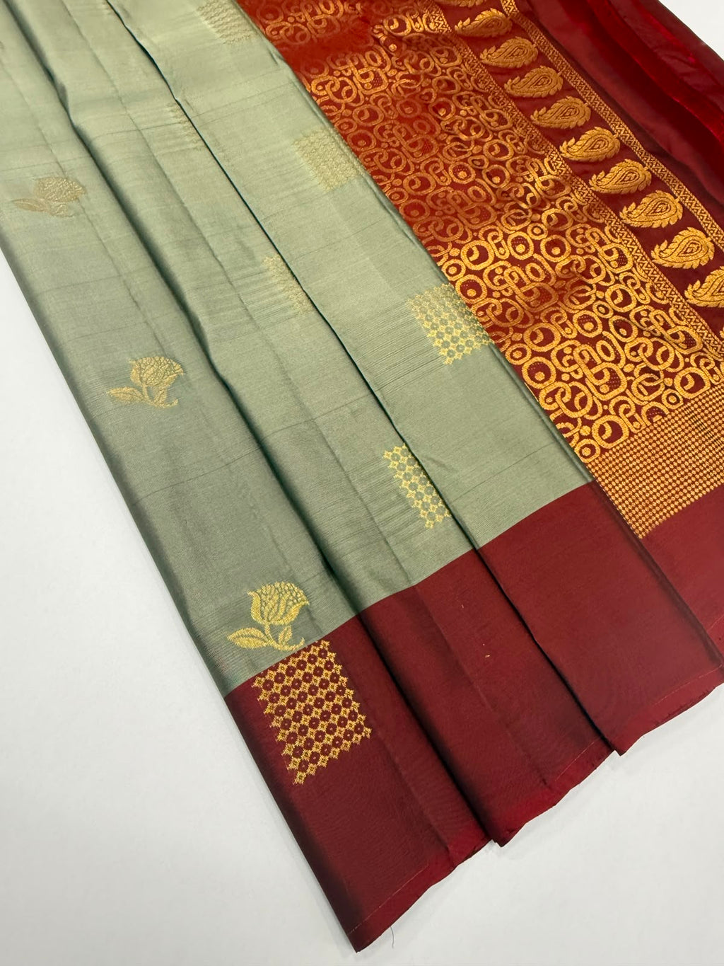 VSM452 - dark grey color body, maroon color pallu , blouse.