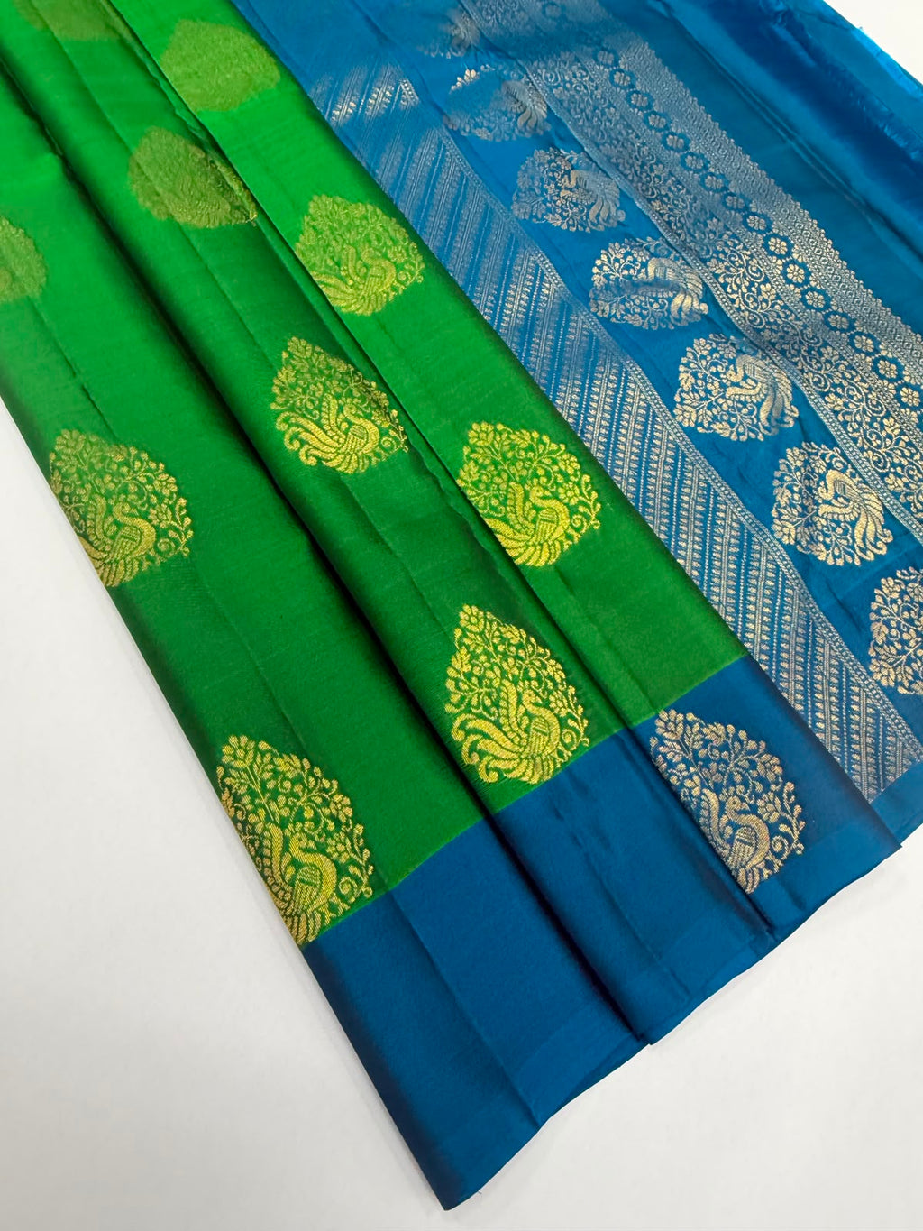 VSM448 - green color body, peacock blue color pallu , blouse.