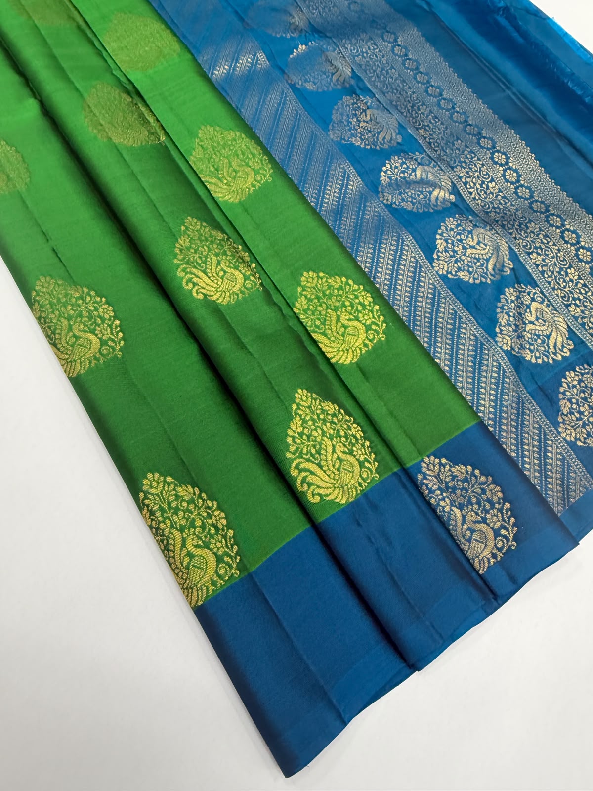 VSM448 - green color body, peacock blue color pallu , blouse.