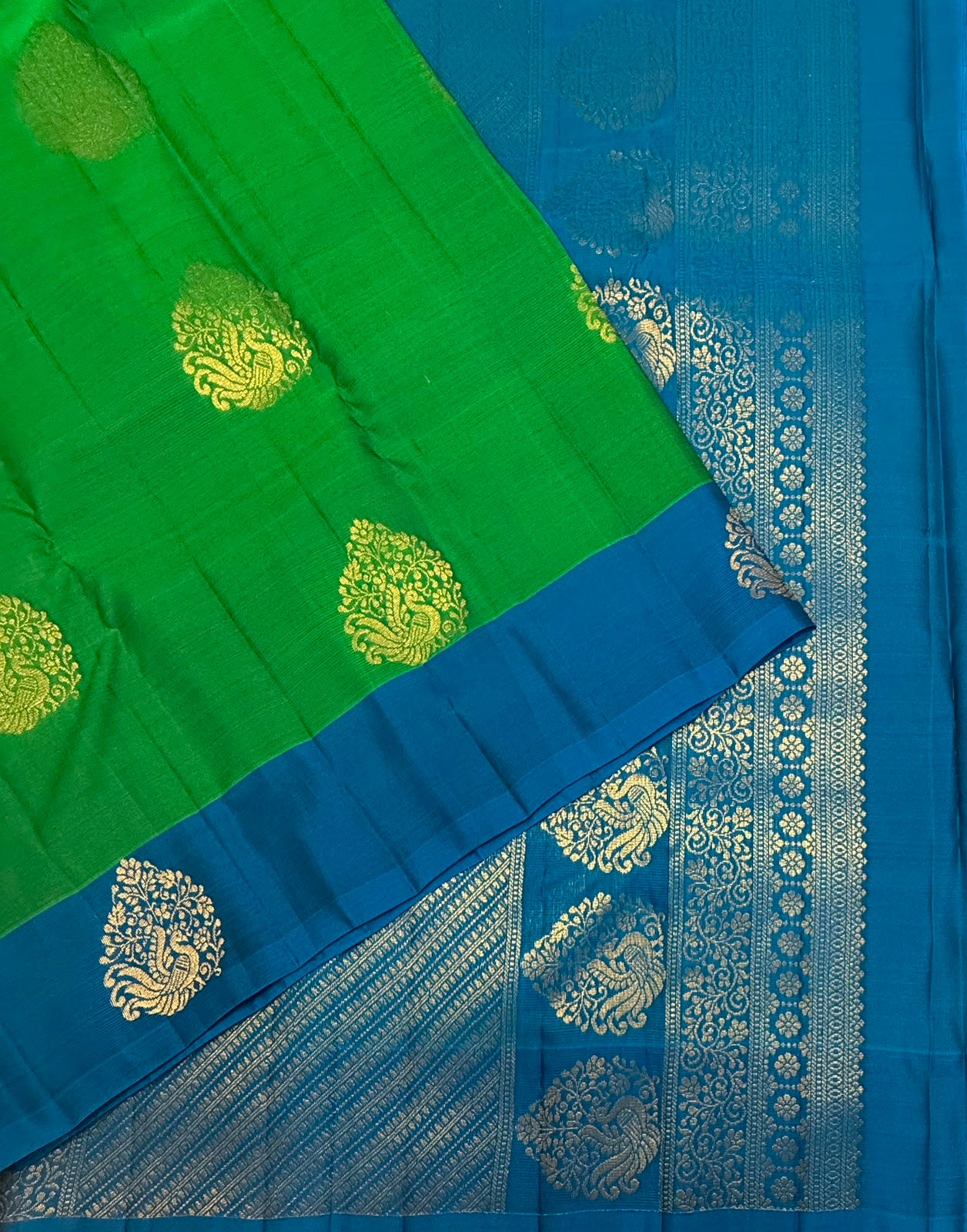 VSM448 - green color body, peacock blue color pallu , blouse.