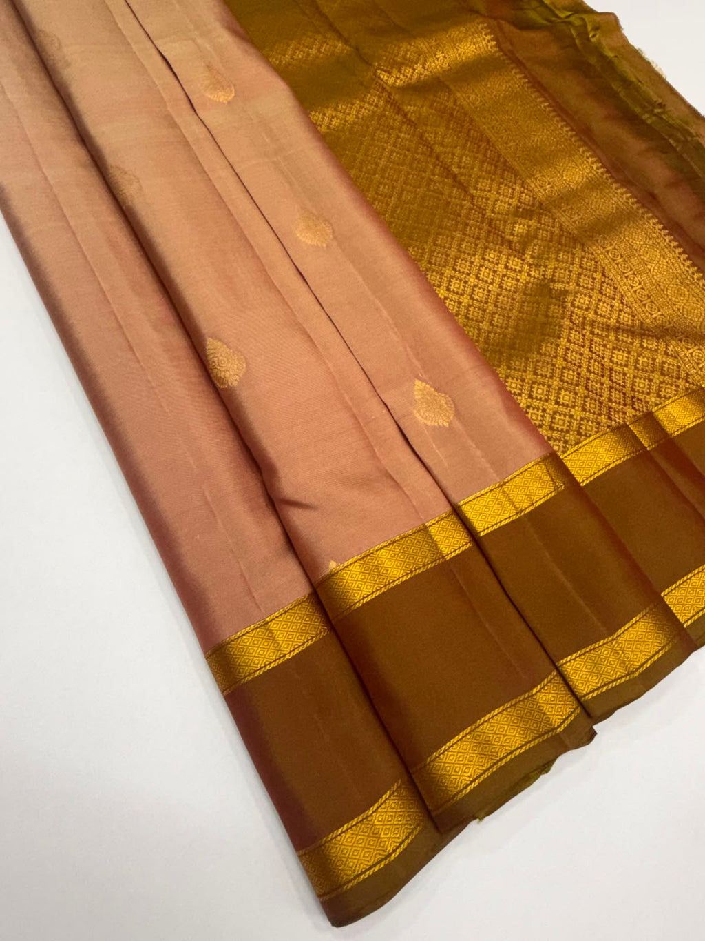 VSM445 - dual onion color body, dual green color pallu , blouse.