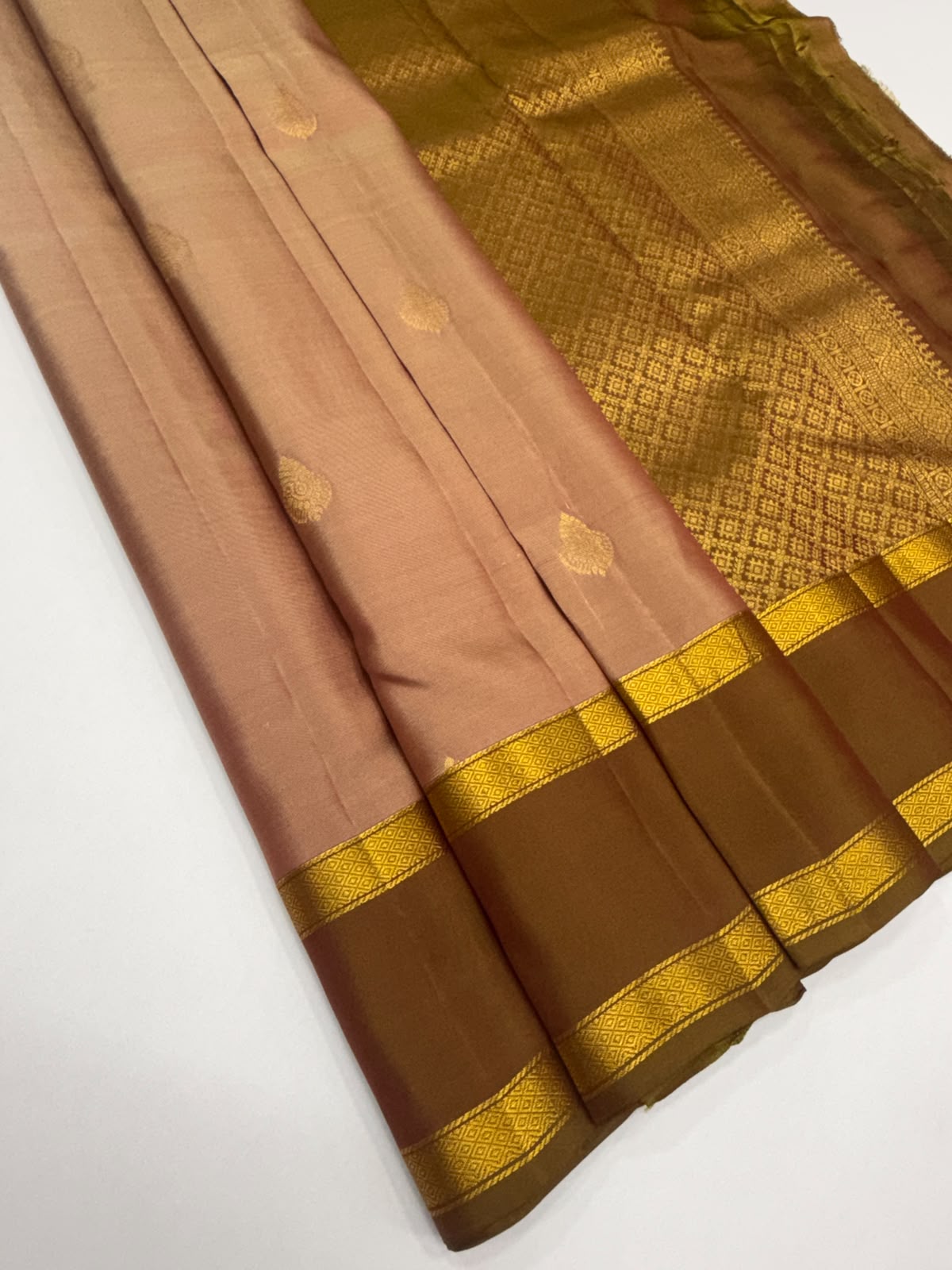 VSM445 - dual onion color body, dual green color pallu , blouse.