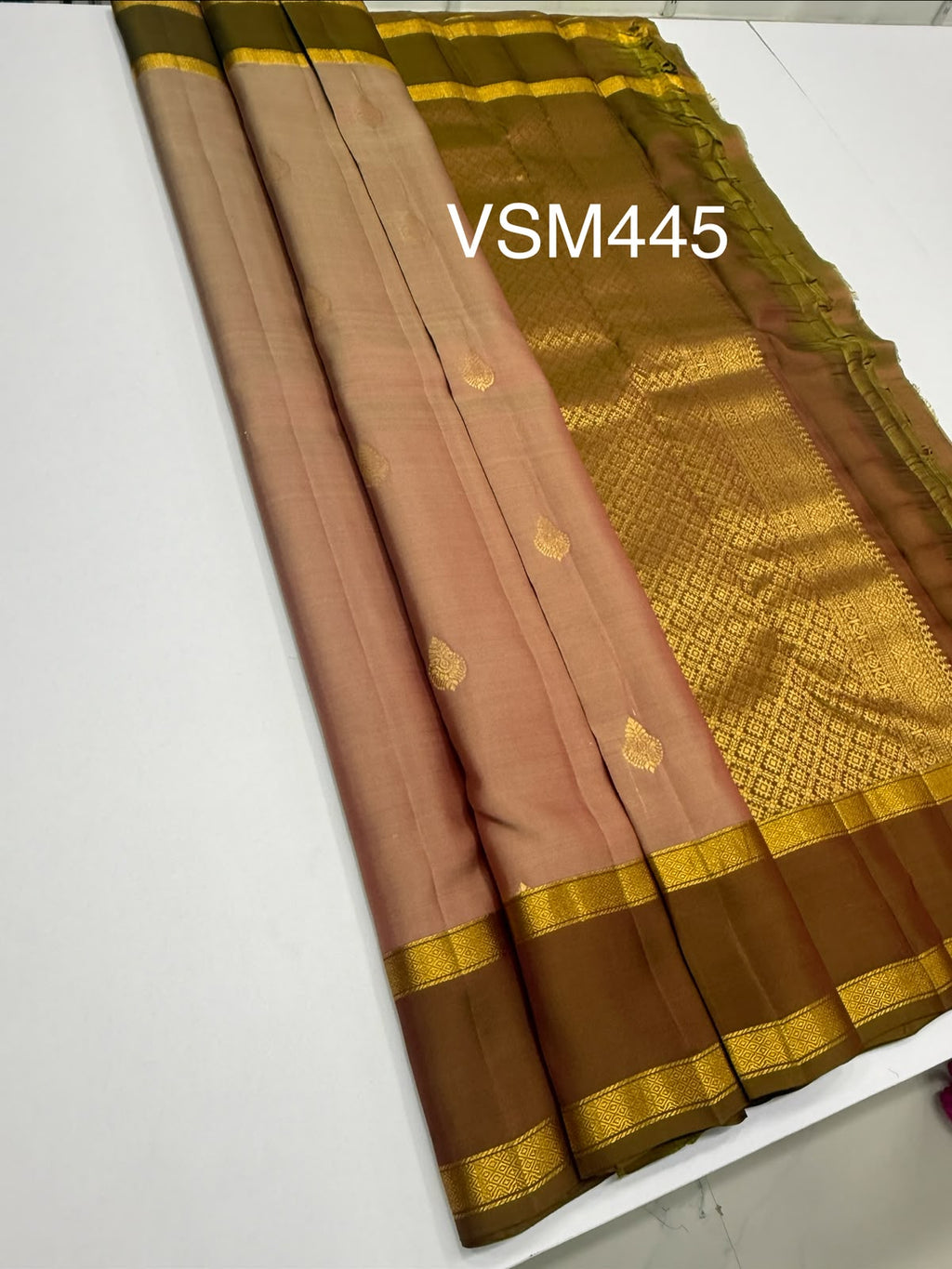 VSM445 - dual onion color body, dual green color pallu , blouse.
