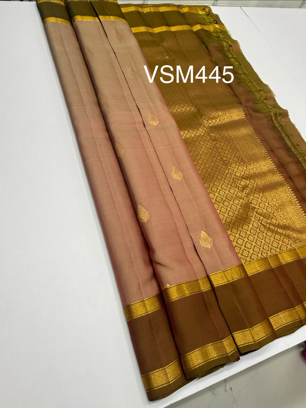 VSM445 - dual onion color body, dual green color pallu , blouse.