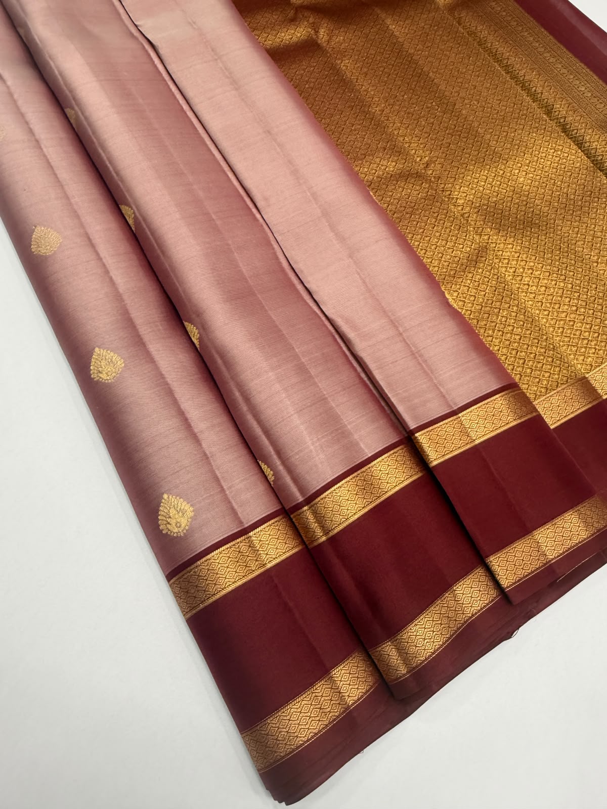 VSM443 - onion color body , maroon color pallu , blouse.