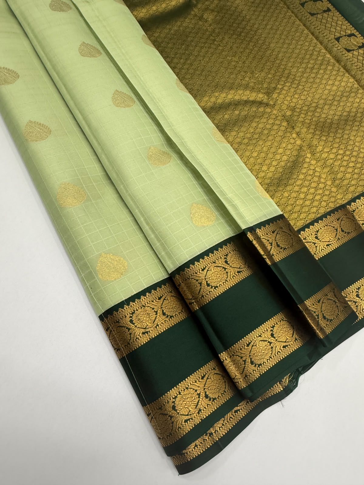 VSM440 - elaichi green color body , bottle green color pallu , blouse.