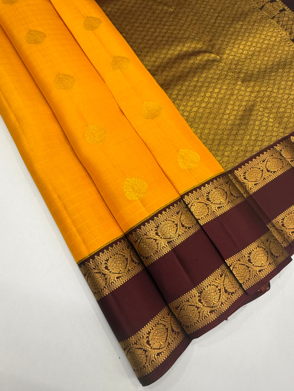 VSM439 - yellow color body , maroon color pallu , blouse.