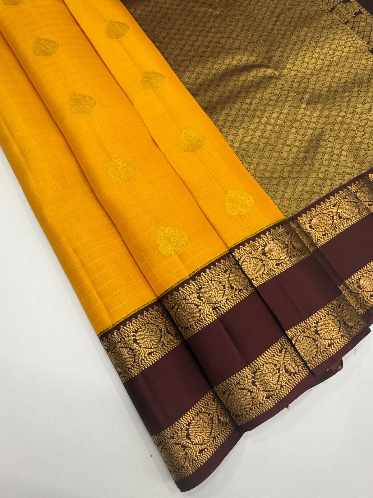 VSM439 - yellow color body , maroon color pallu , blouse.