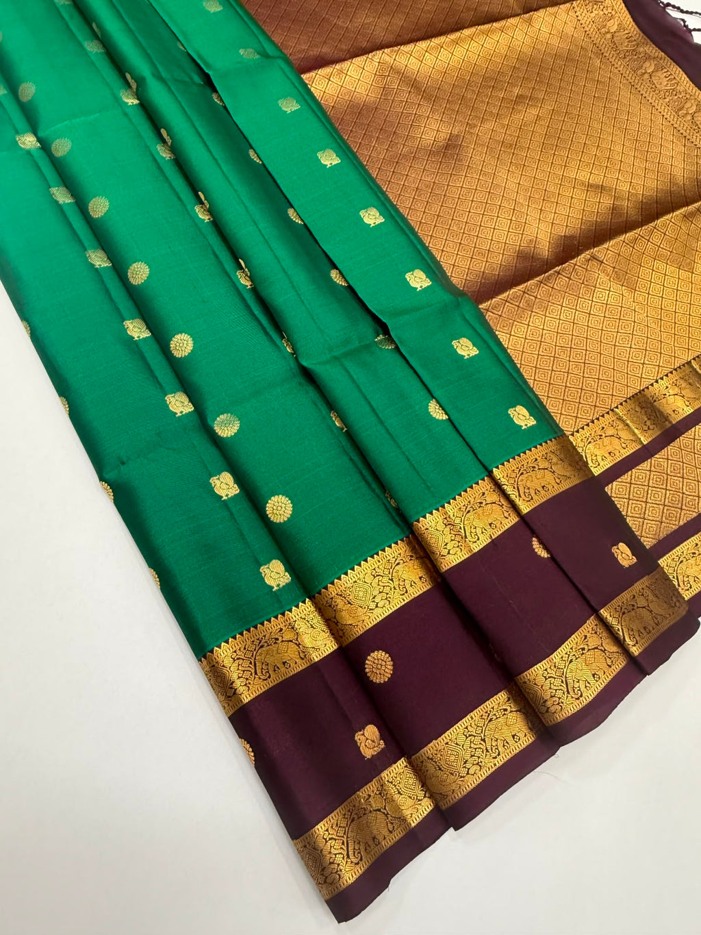 VSM438 - peacock green color body , dark purple color pallu , blouse.