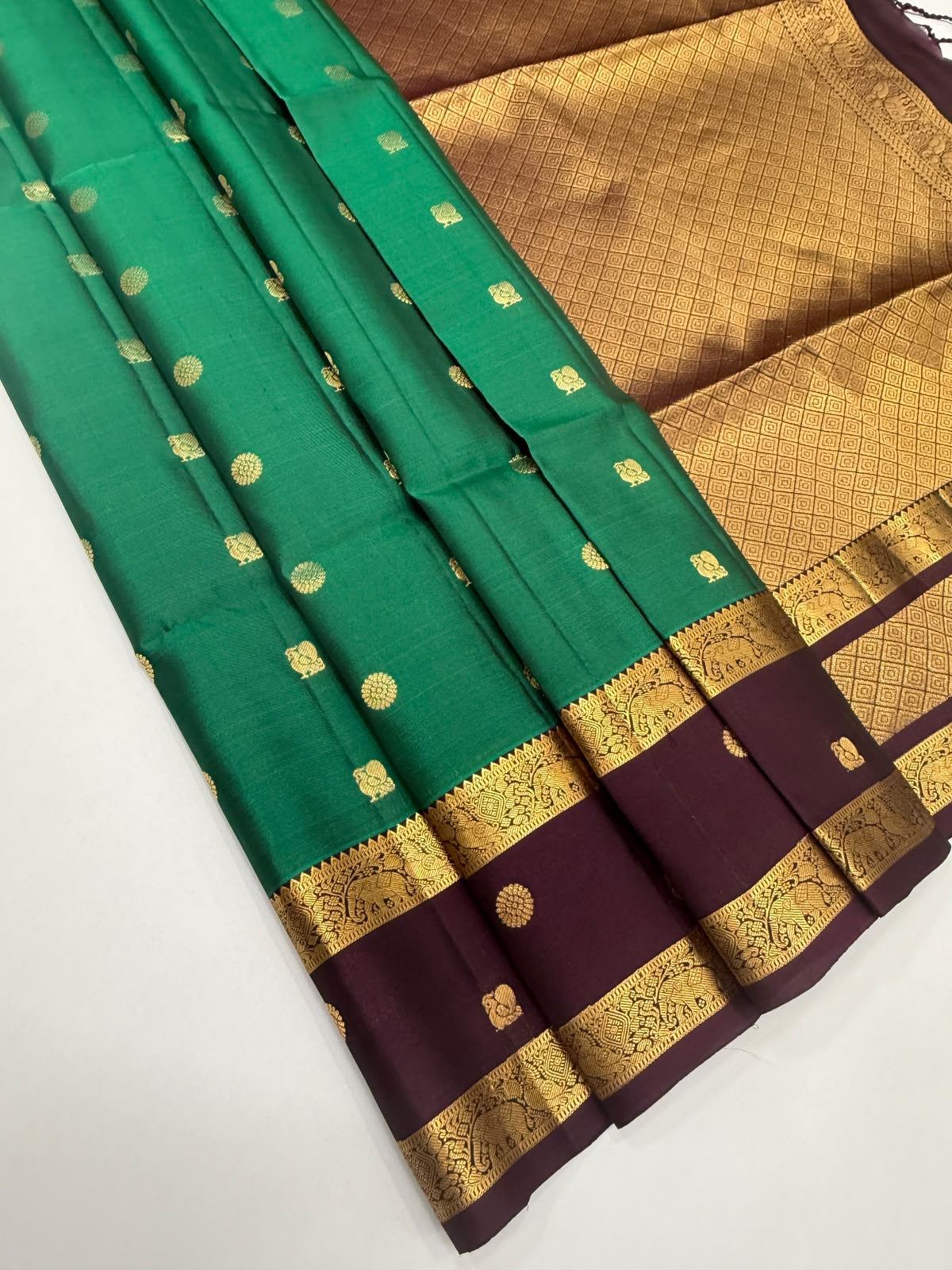 VSM438 - peacock green color body , dark purple color pallu , blouse.