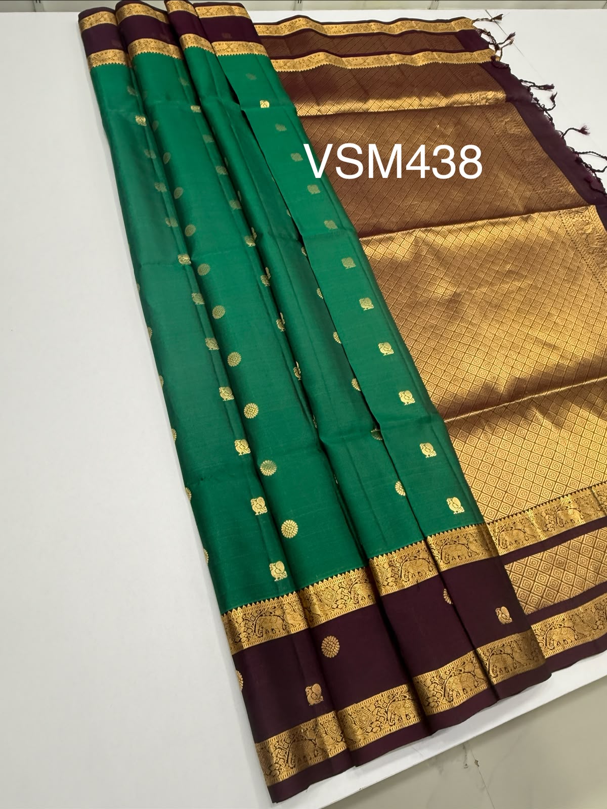 VSM438 - peacock green color body , dark purple color pallu , blouse.