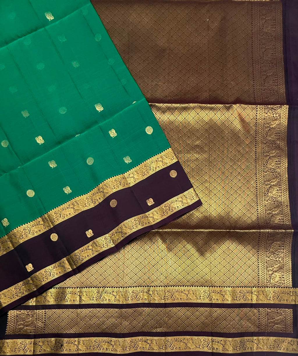 VSM438 - peacock green color body , dark purple color pallu , blouse.