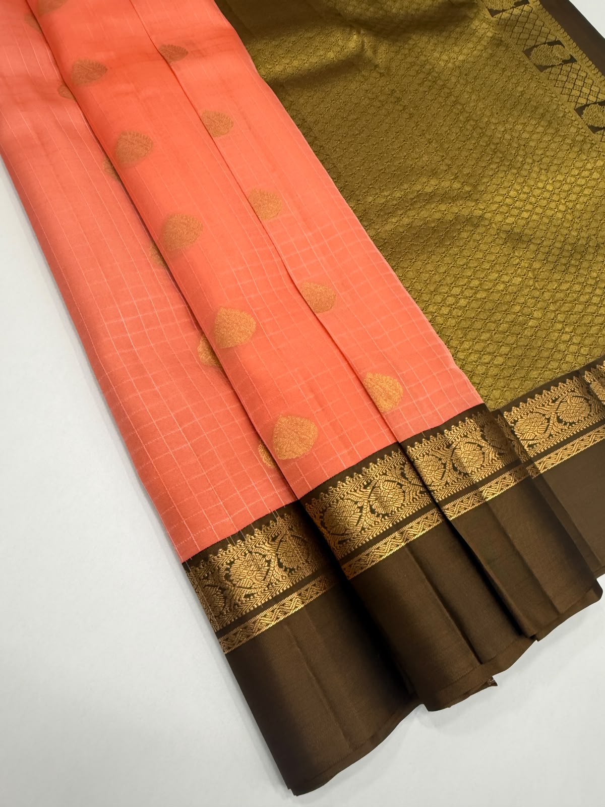 VSM433 - peach color body , brown color pallu , blouse.