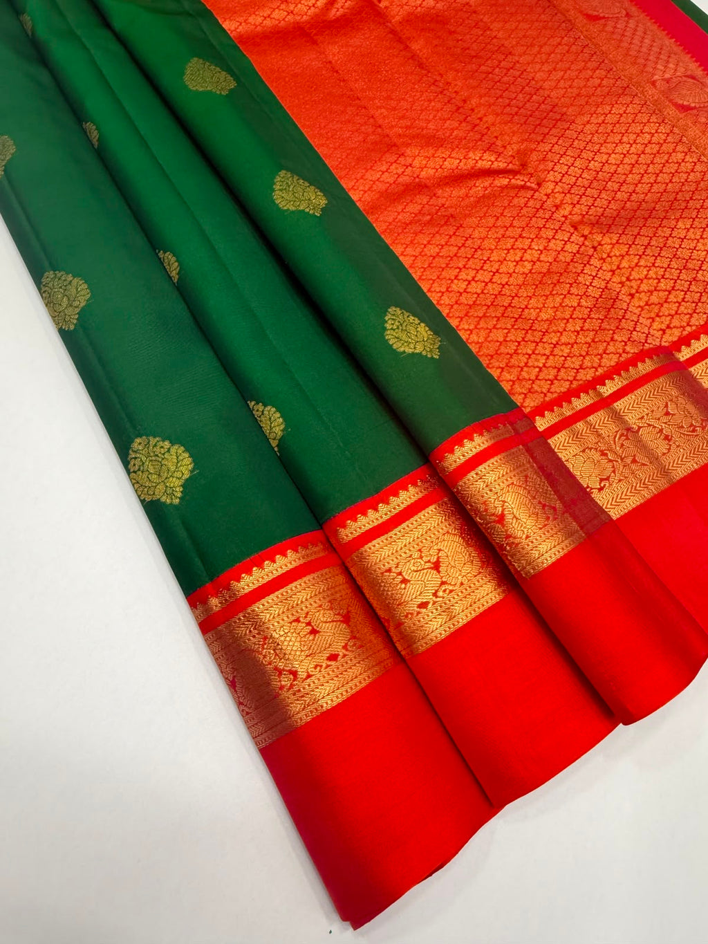 VSM430 - green color body , pinkish orange color pallu , blouse.