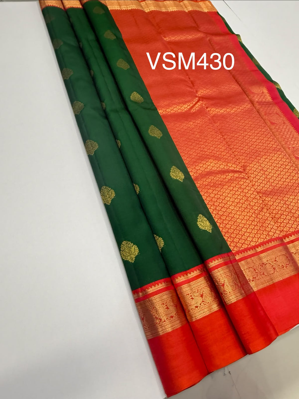 VSM430 - green color body , pinkish orange color pallu , blouse.