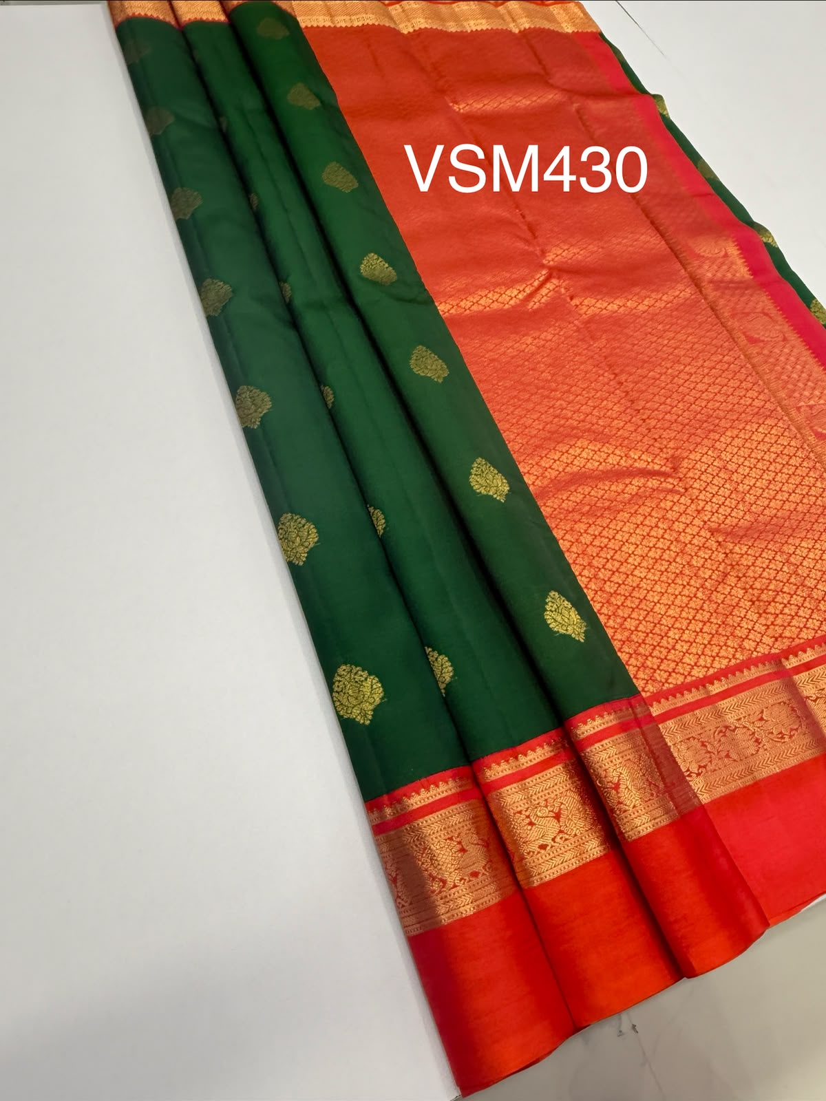VSM430 - green color body , pinkish orange color pallu , blouse.
